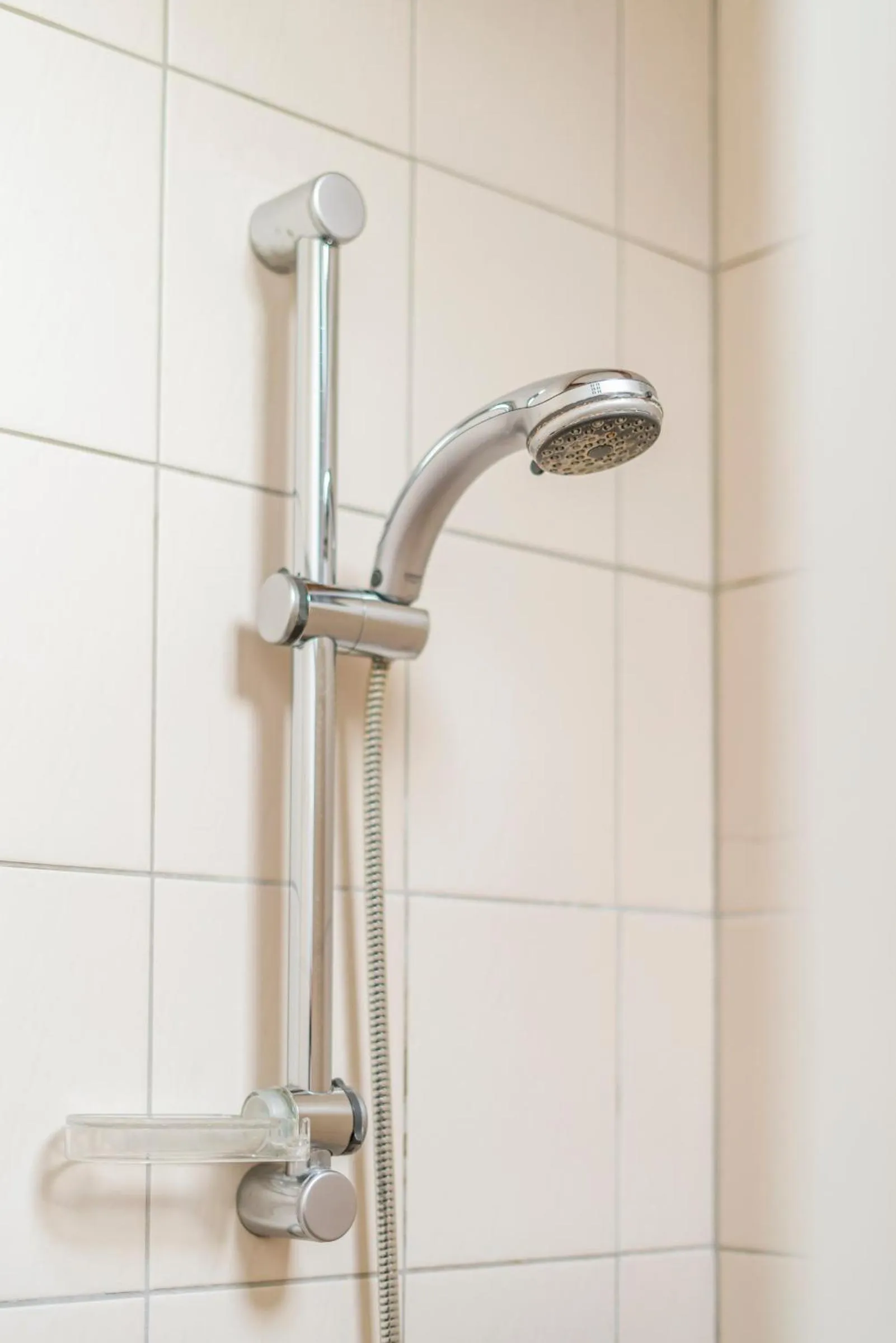 Shower in Elckerlyck Inn Hotel