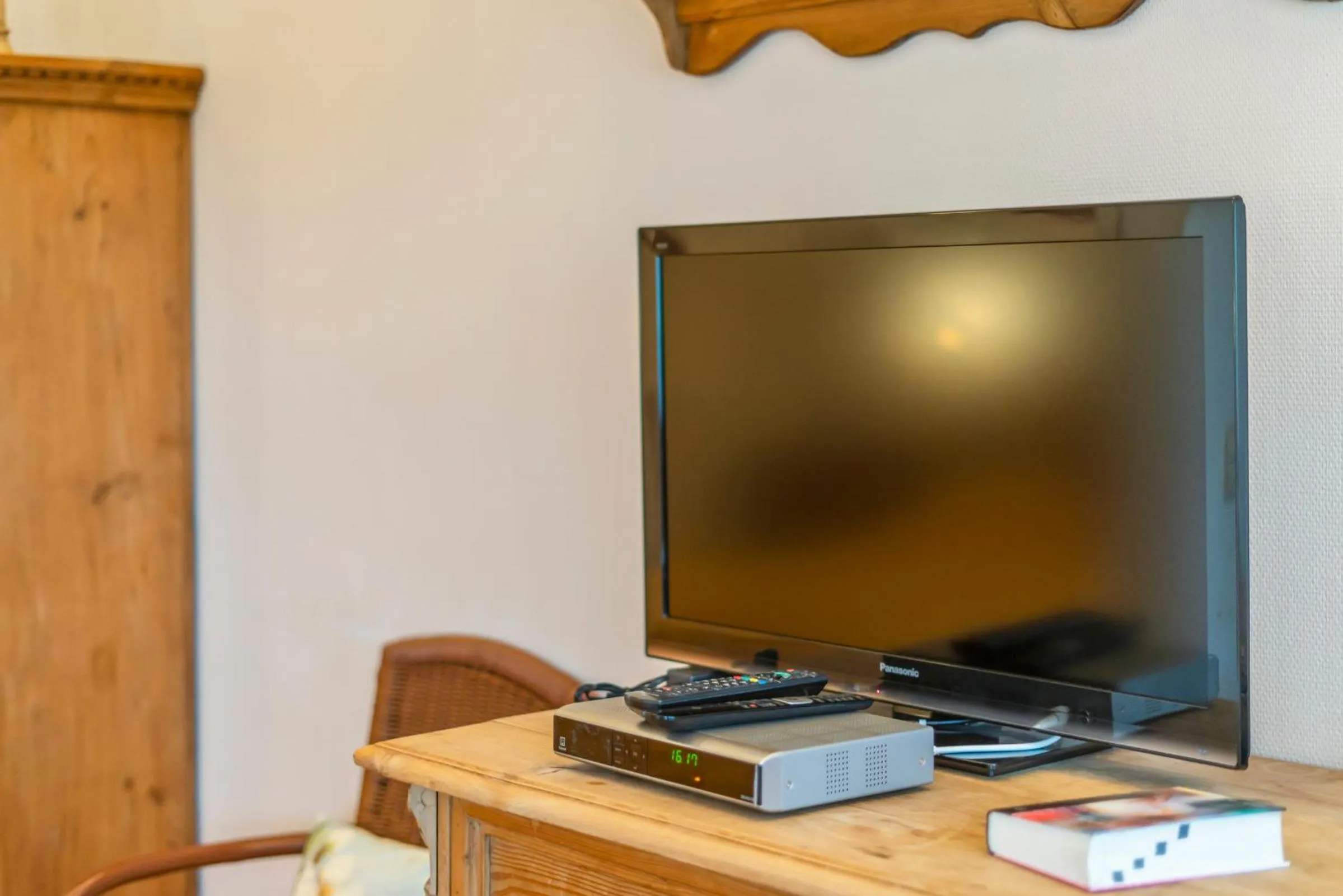 TV and multimedia in Elckerlyck Inn Hotel