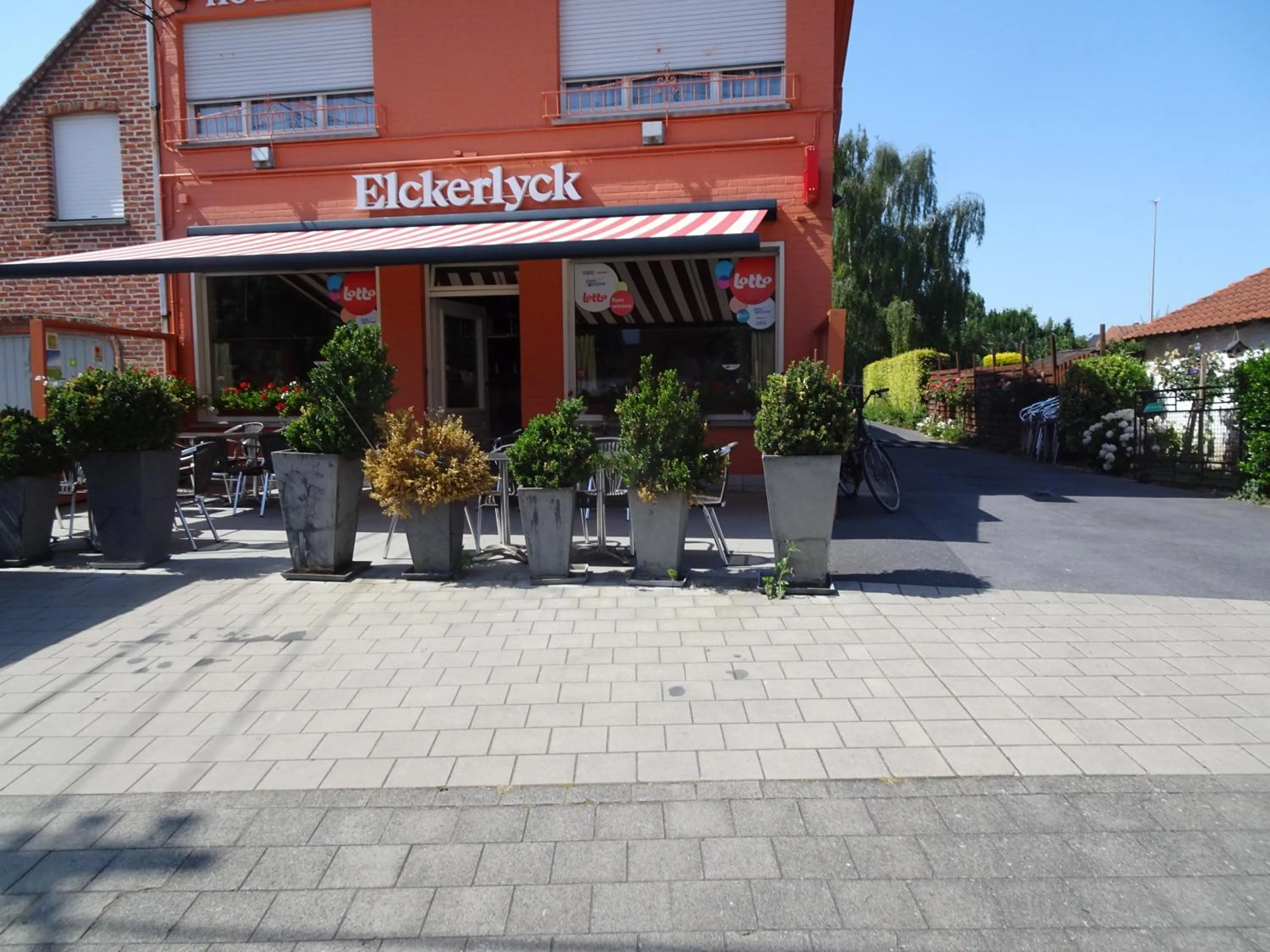 Property building in Elckerlyck Inn Hotel