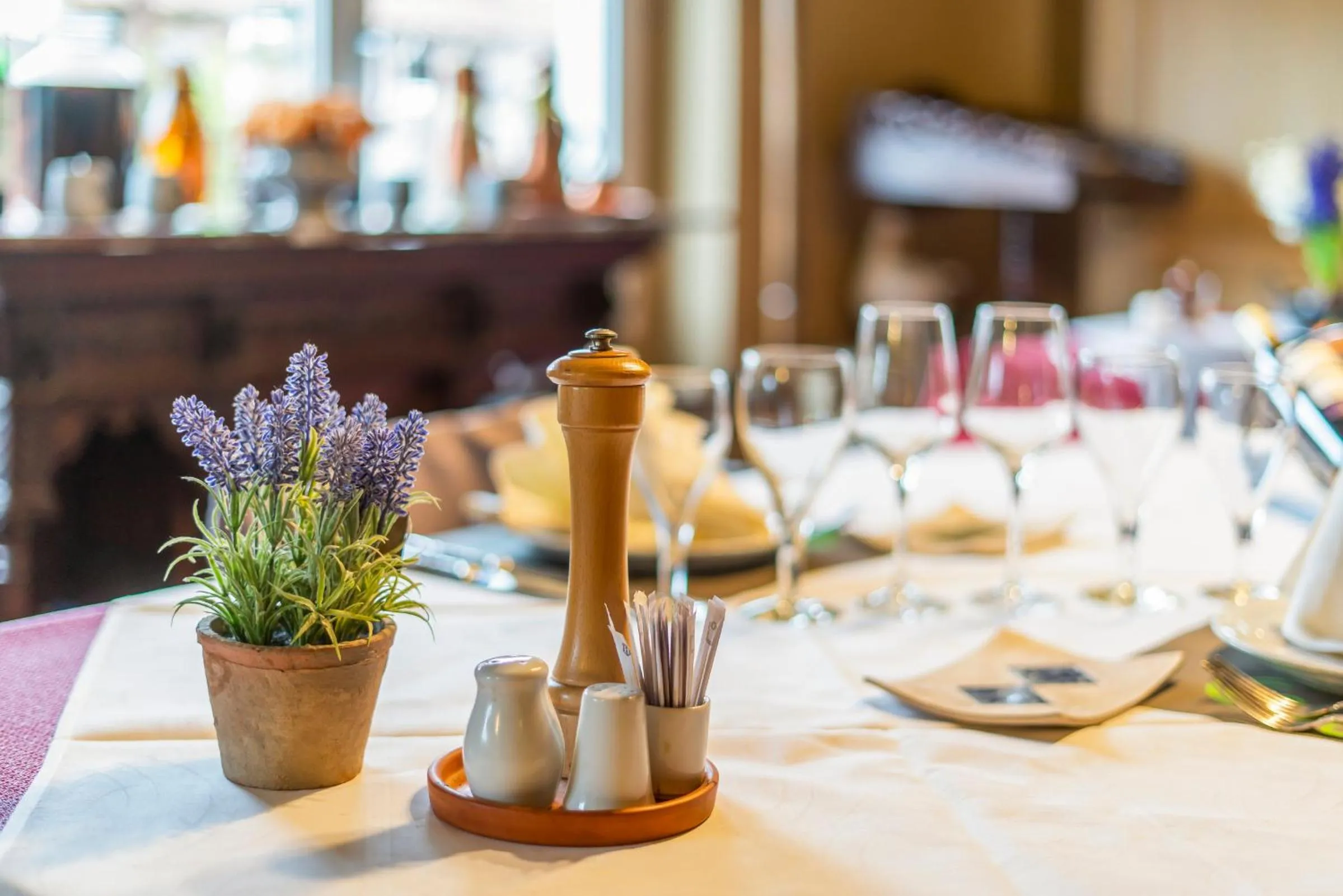 Restaurant/places to eat in Elckerlyck Inn Hotel