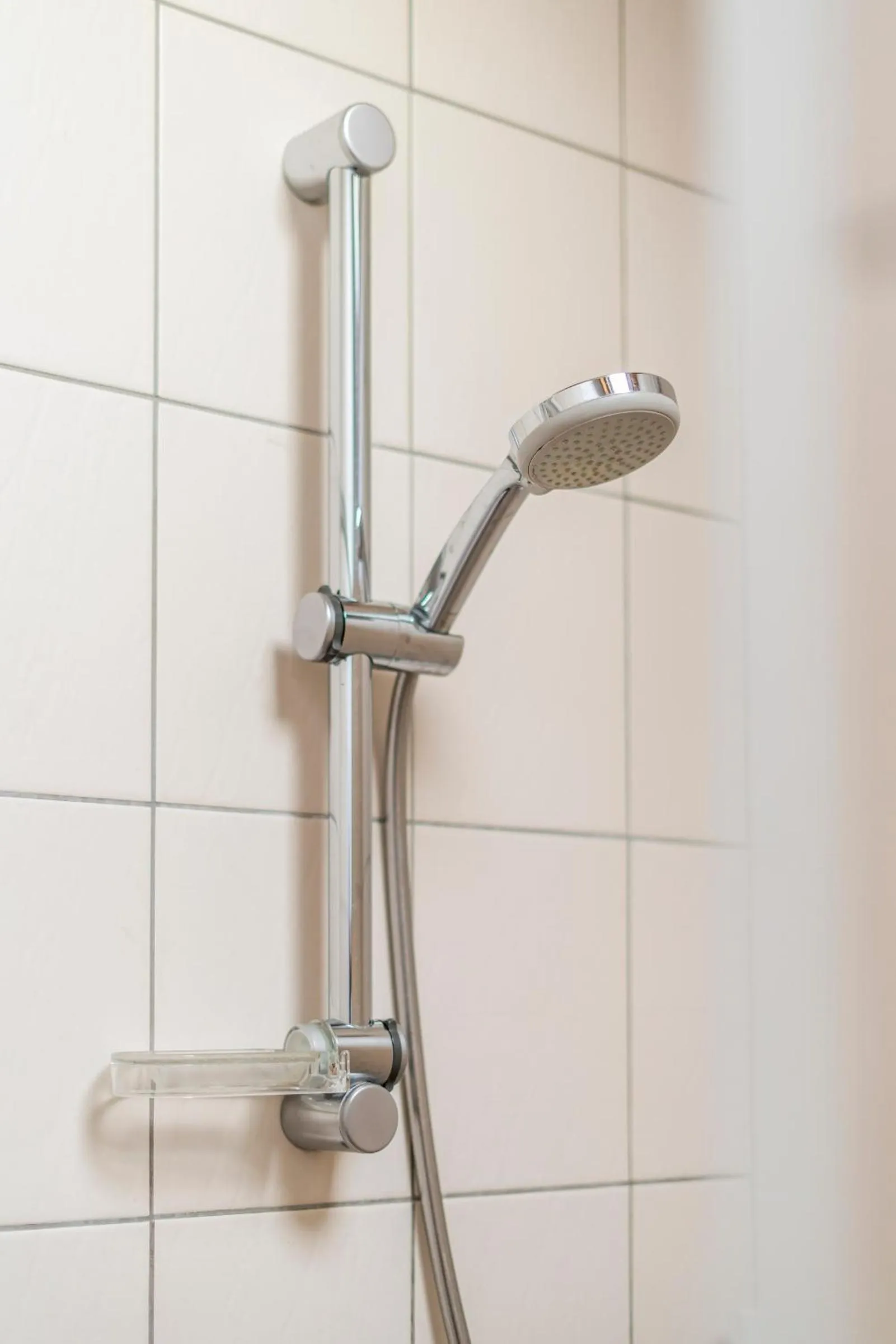 Shower in Elckerlyck Inn Hotel