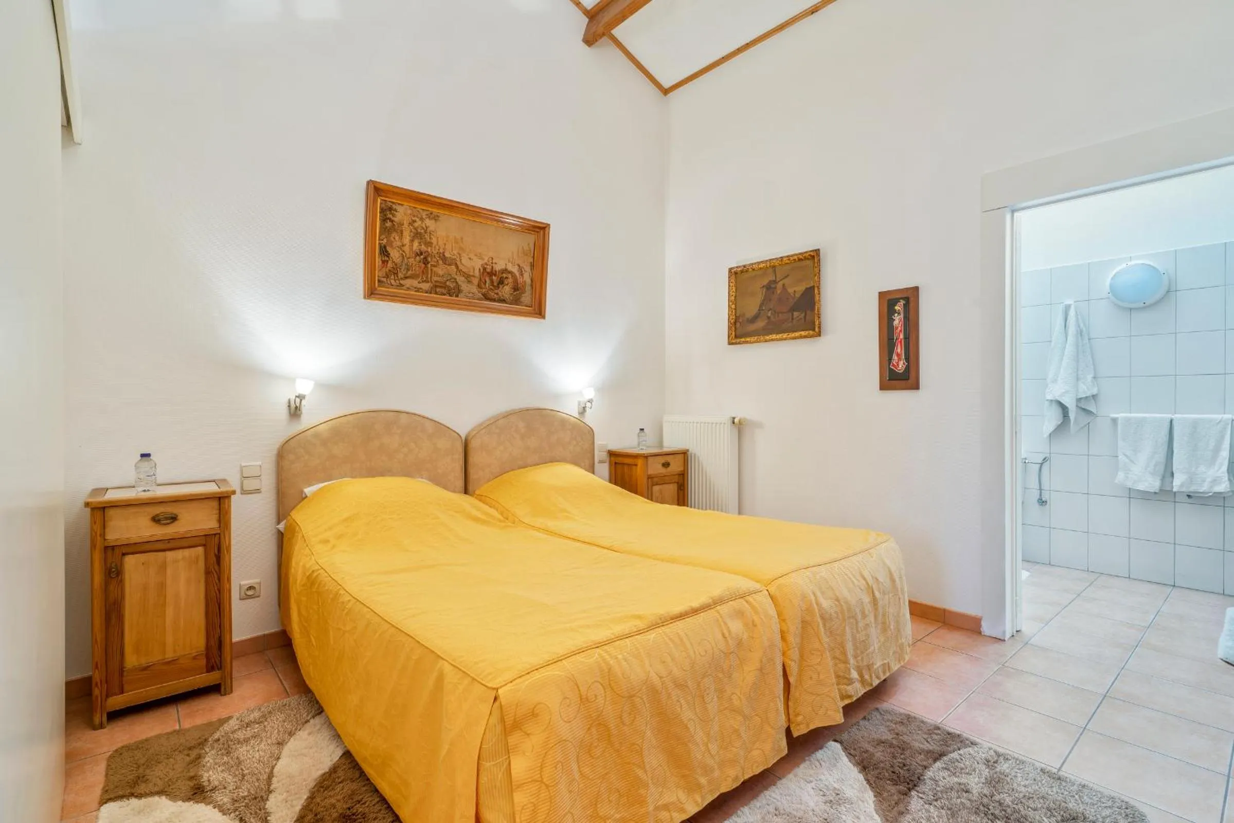 Bed in Elckerlyck Inn Hotel