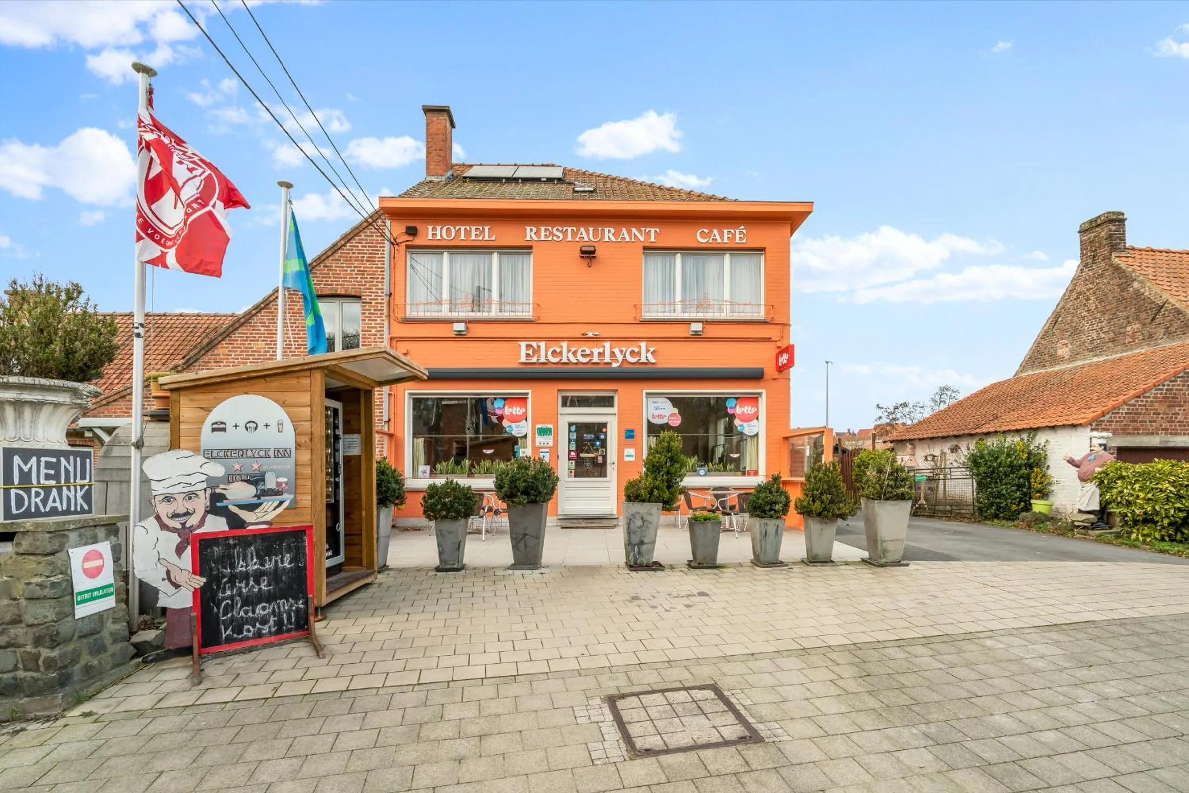 Property building in Elckerlyck Inn Hotel