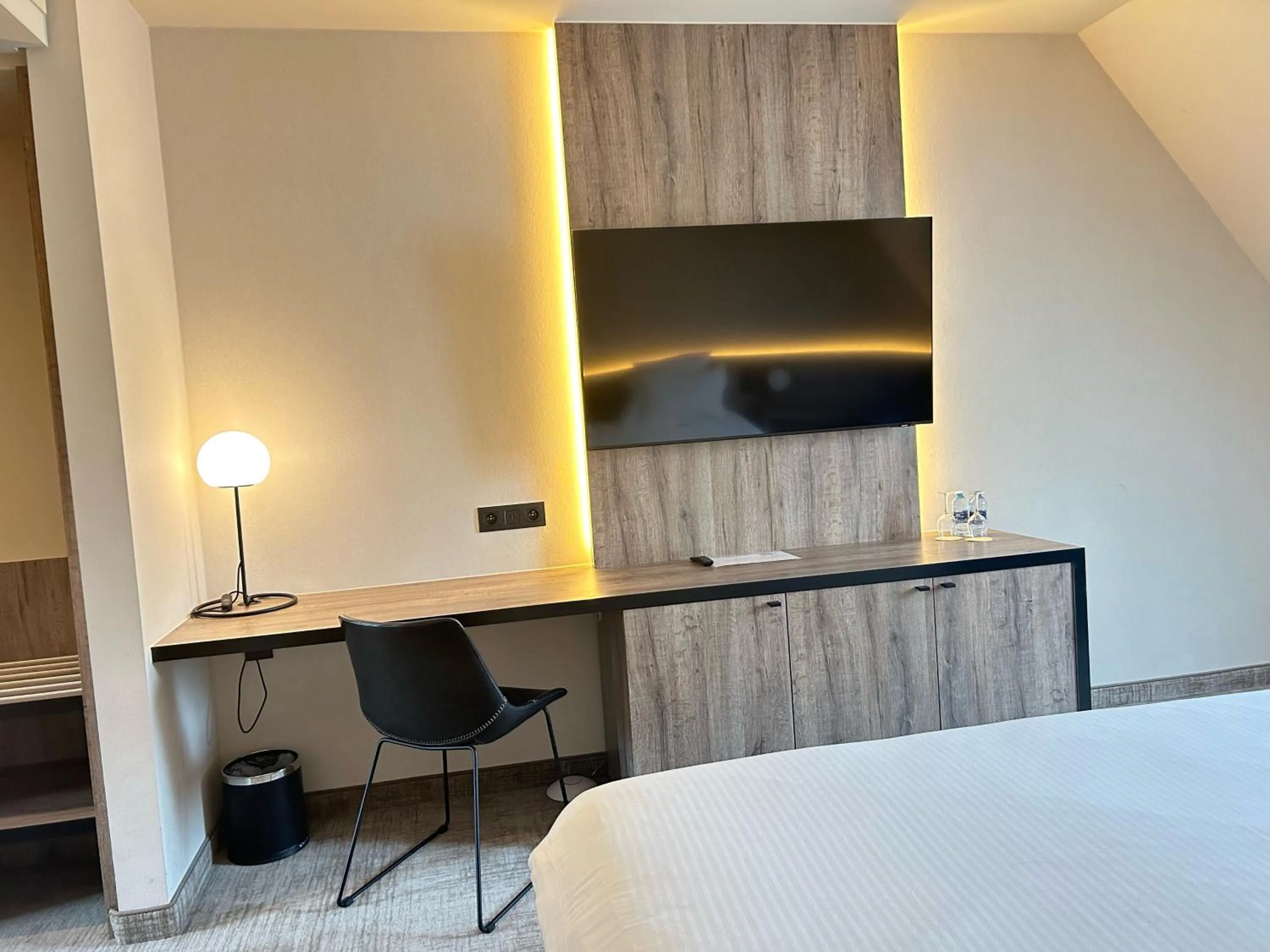 Bed in Hotel Restaurant Weinebrugge