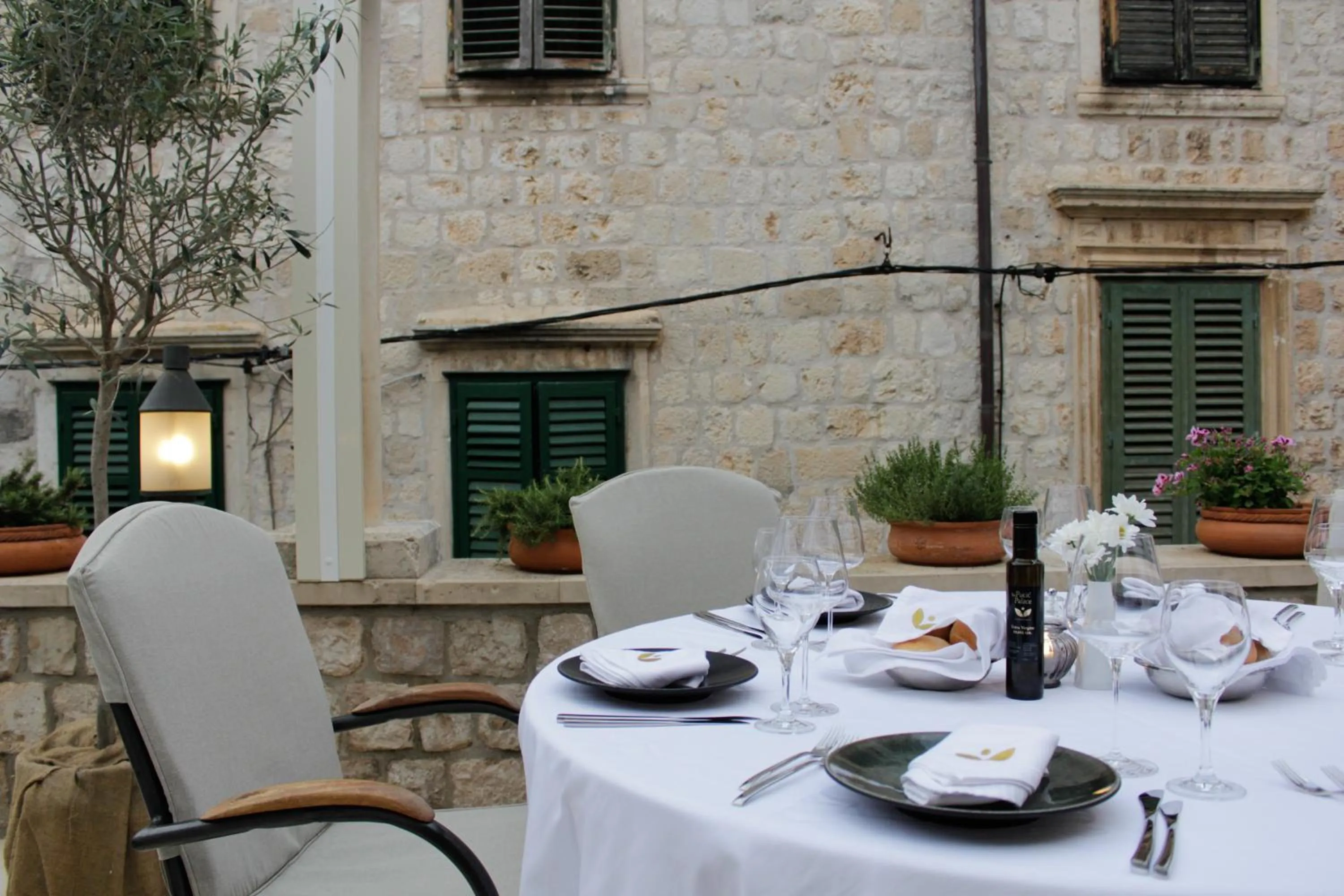 Restaurant/places to eat in The Pucic Palace