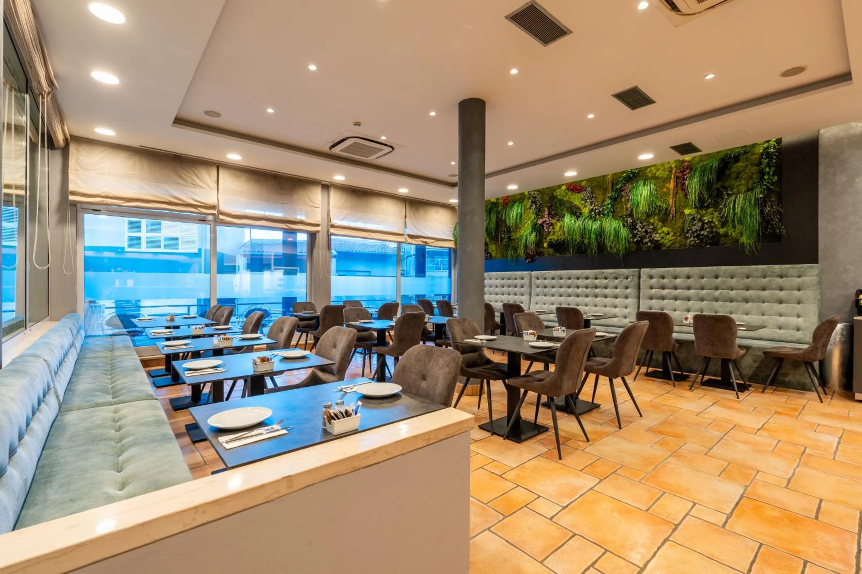 Restaurant/places to eat in Berkeley Hotel