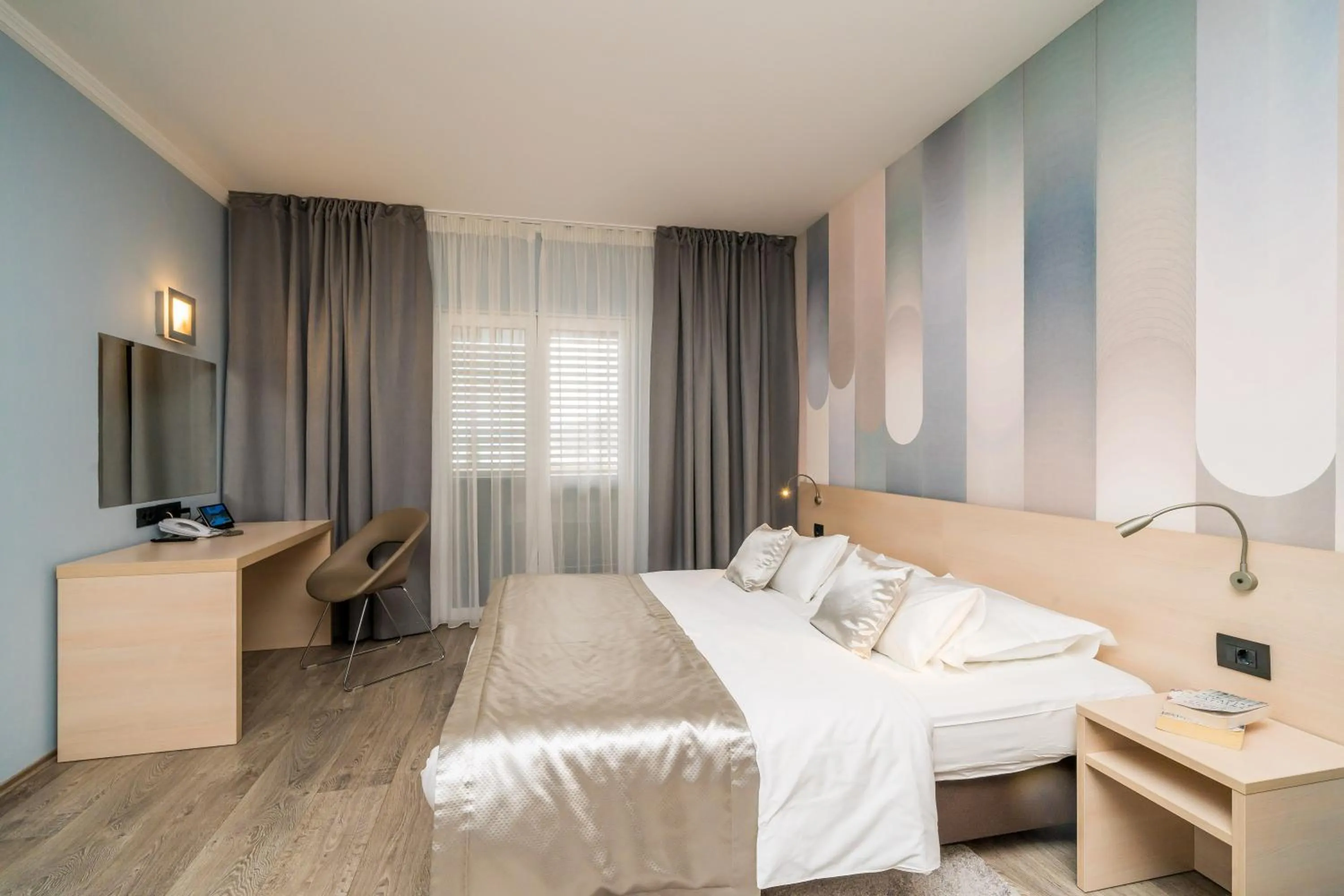 Bedroom, Bed in Berkeley Hotel