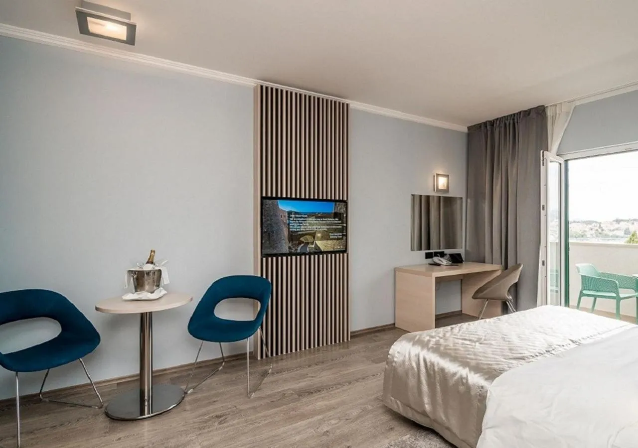 Seating area, Bed in Berkeley Hotel