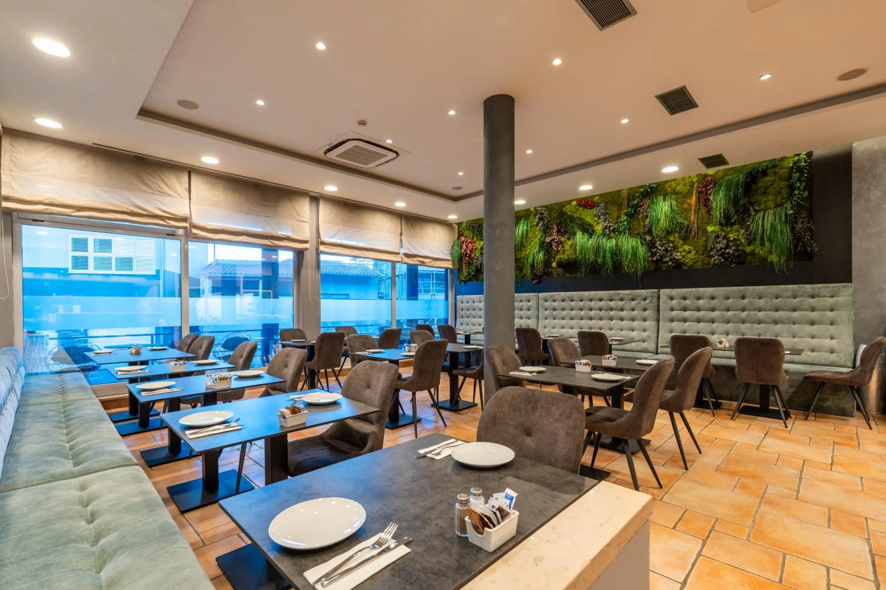 Restaurant/places to eat in Berkeley Hotel