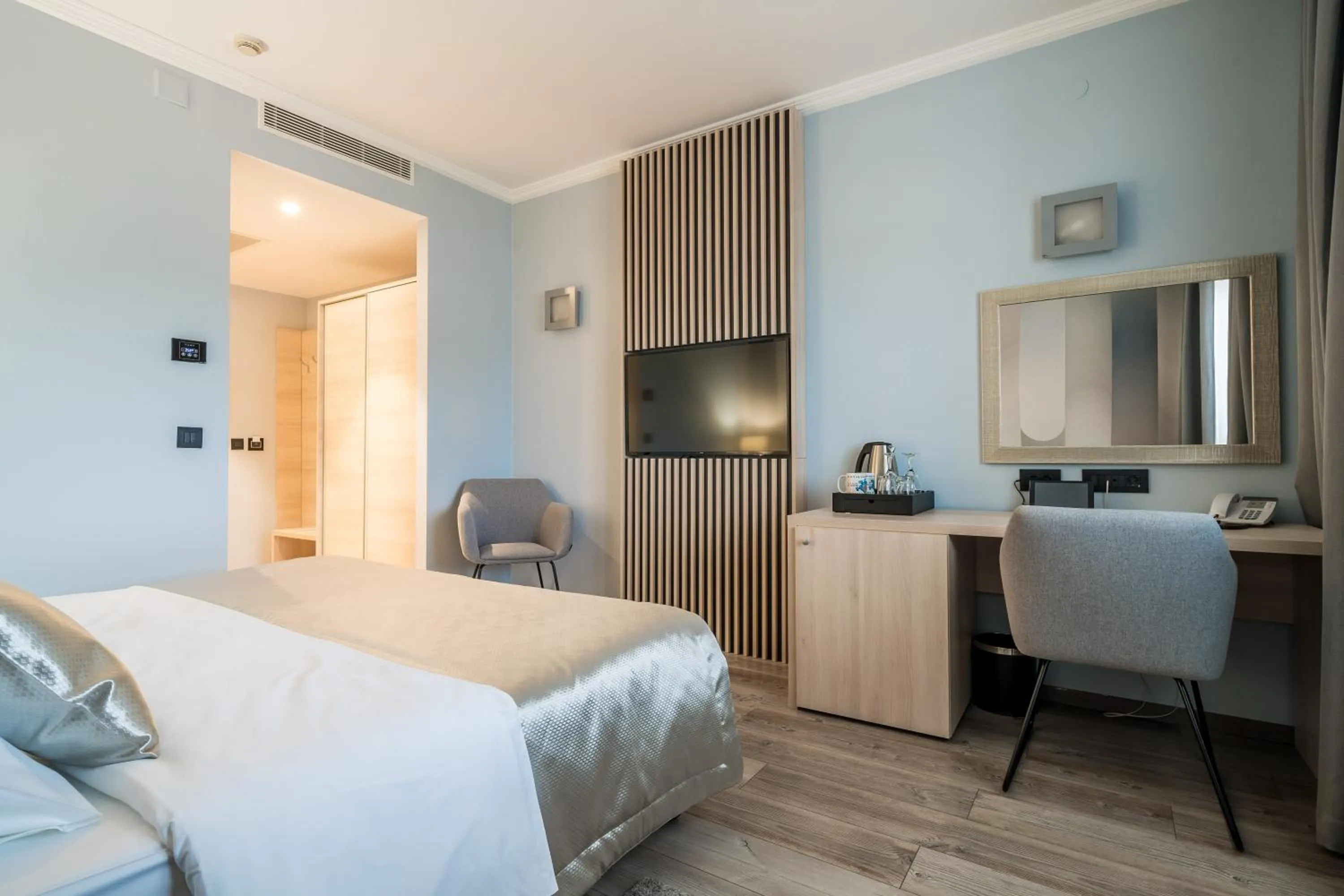 Bedroom, Bed in Berkeley Hotel