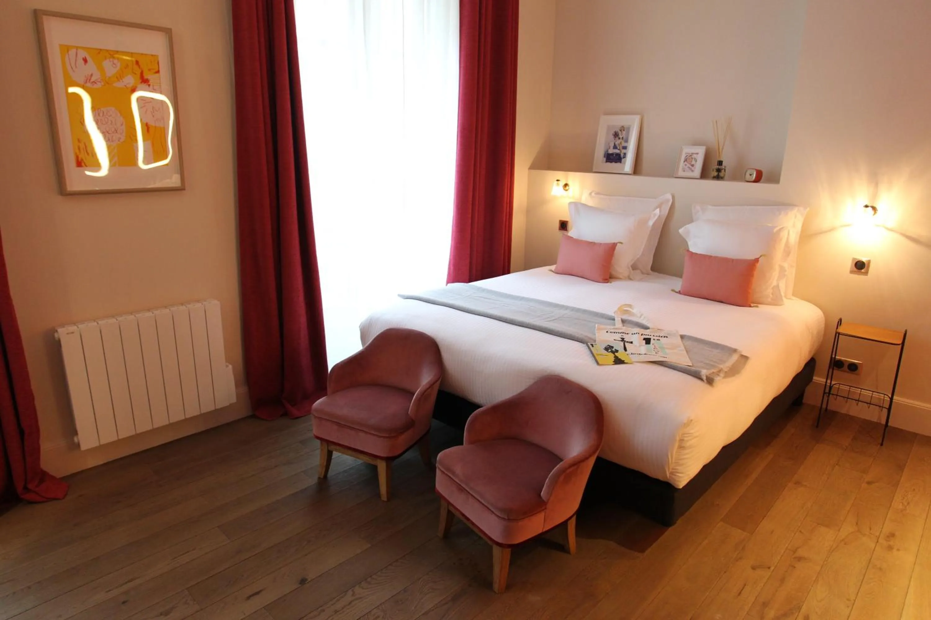Photo of the whole room, Bed in 1er Etage SoPi-Montmartre