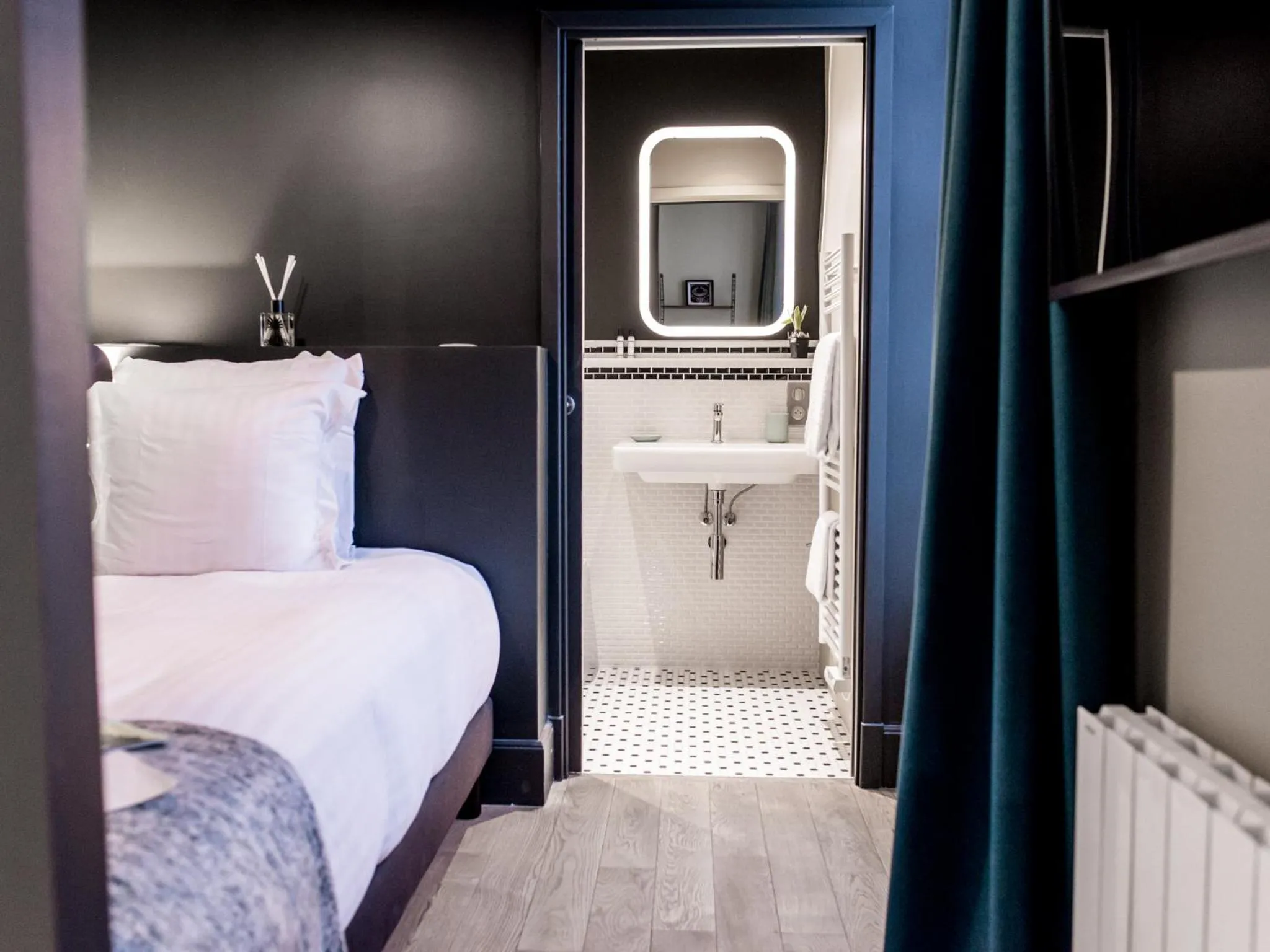 Photo of the whole room, Bed in 1er Etage SoPi-Montmartre