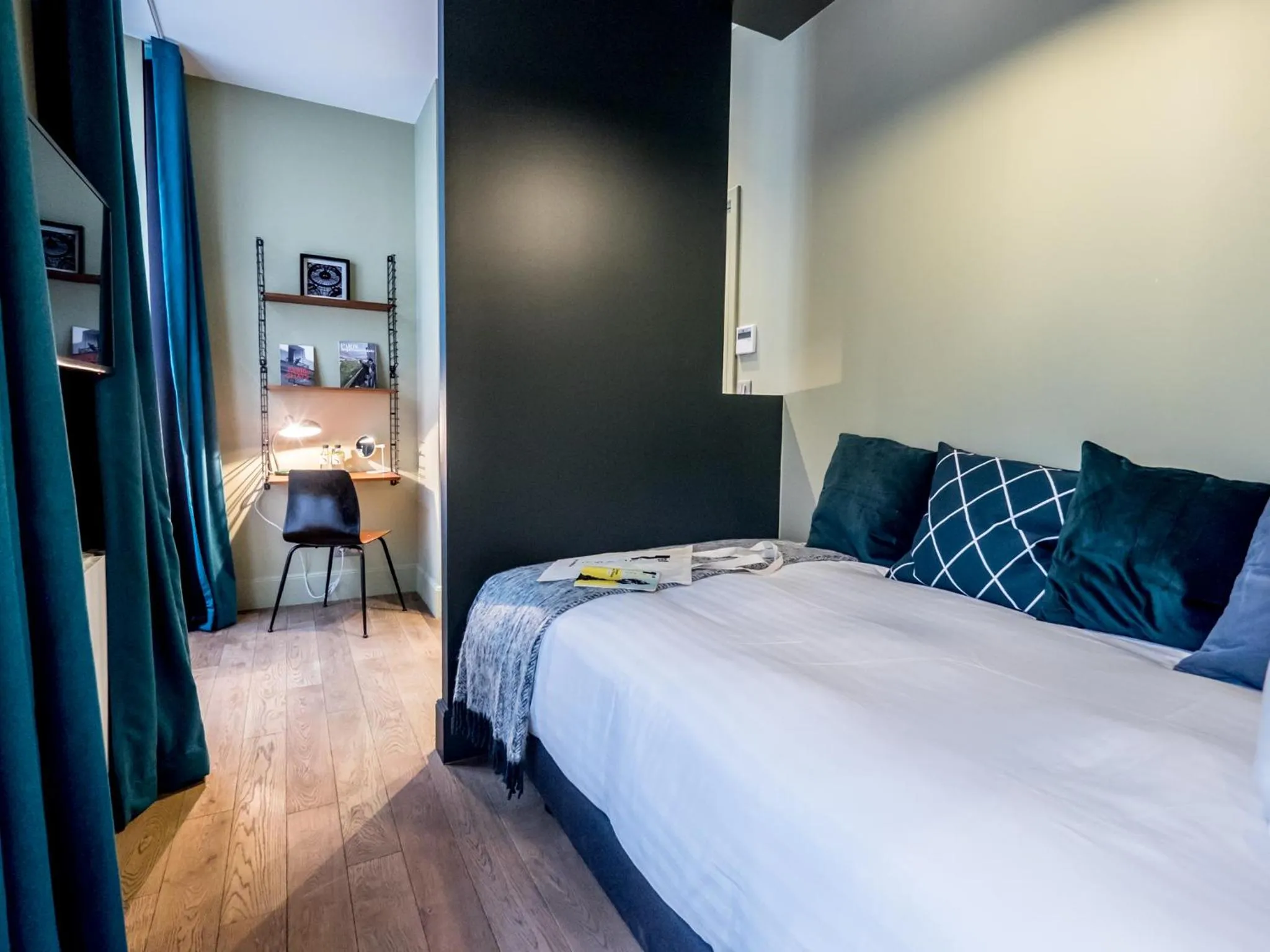 Photo of the whole room, Bed in 1er Etage SoPi-Montmartre