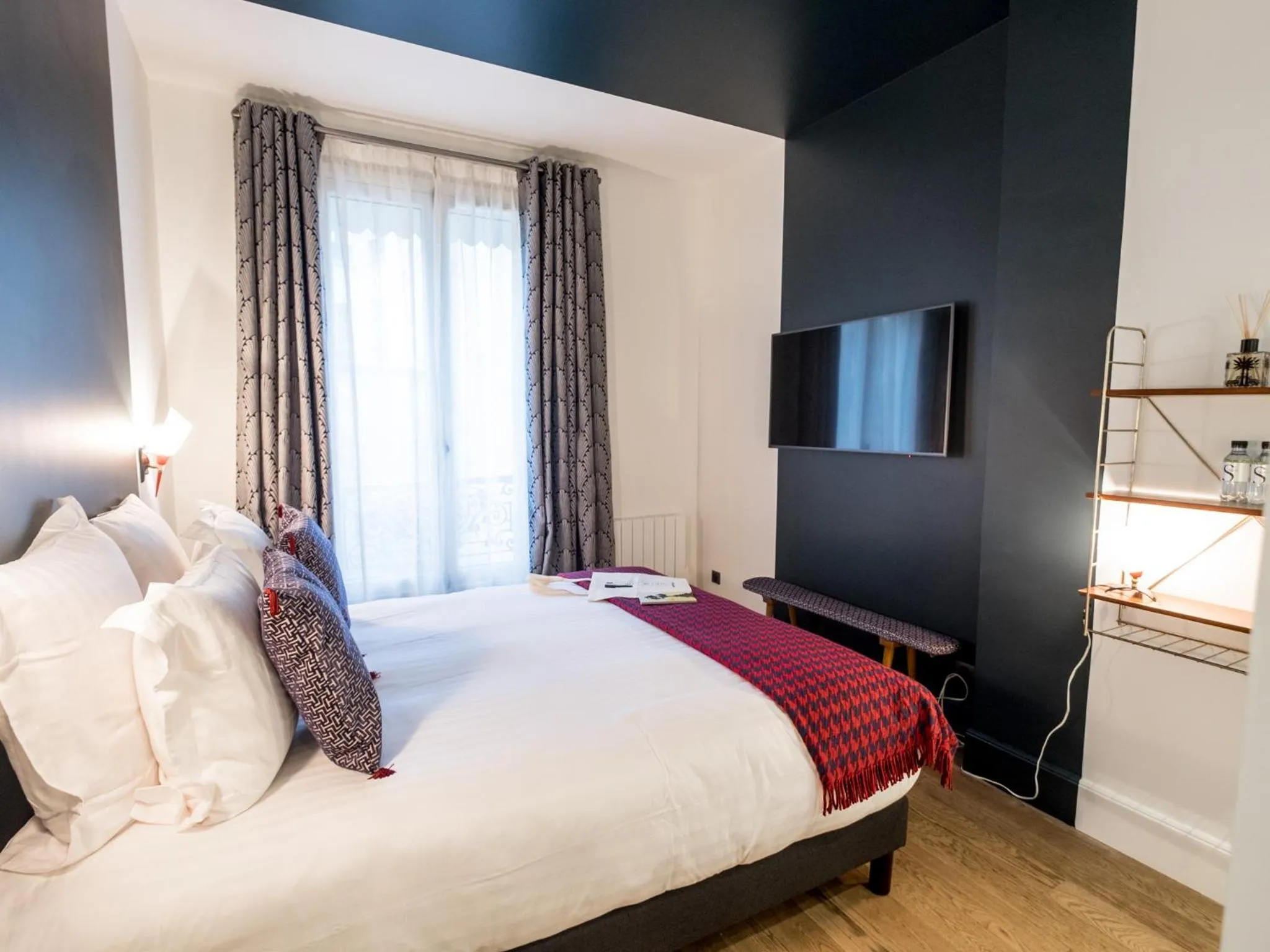 Photo of the whole room, Bed in 1er Etage SoPi-Montmartre