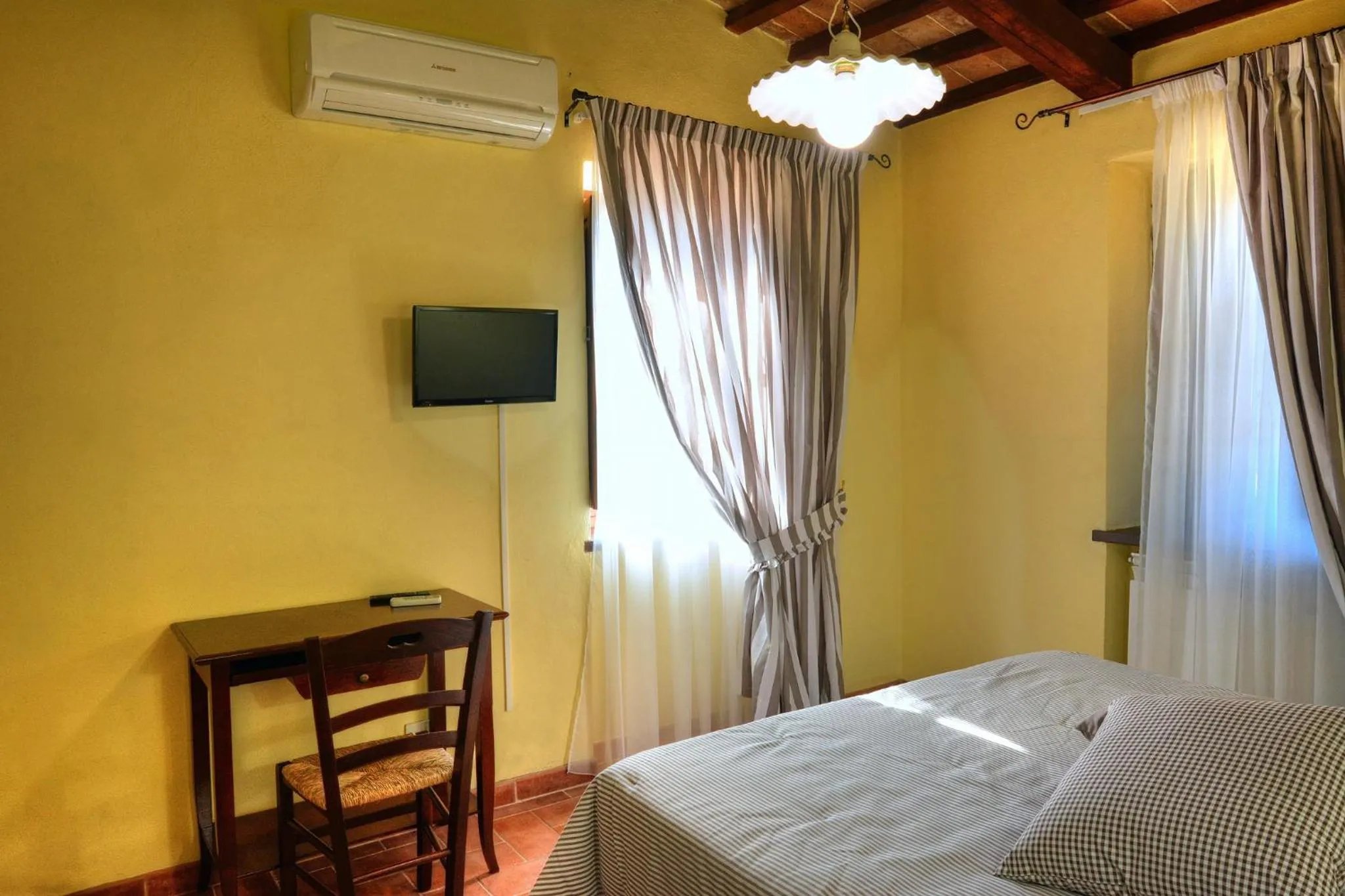 Deluxe Double Room with Two Double Beds in Agriturismo Fraschetta