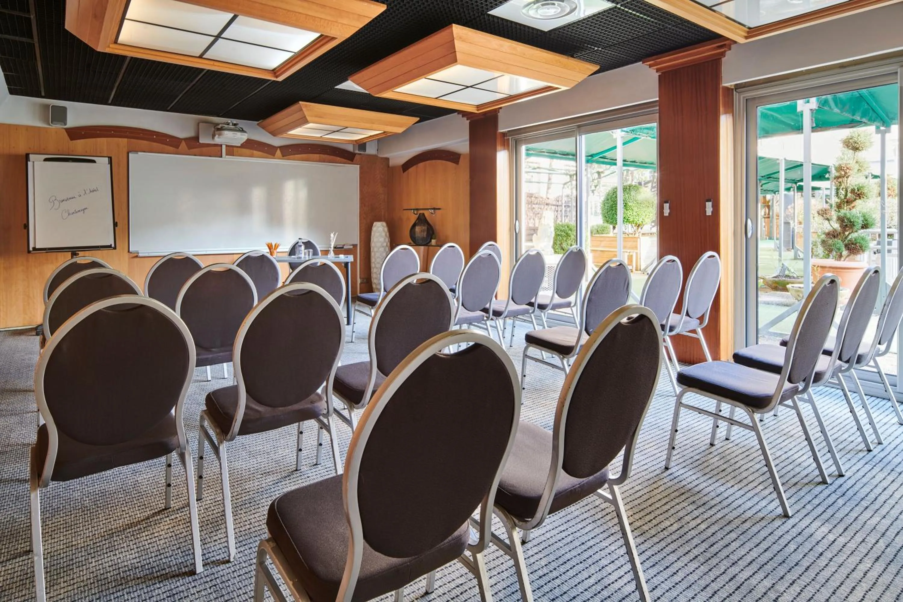 Business facilities in Hôtel Charlemagne by Happyculture