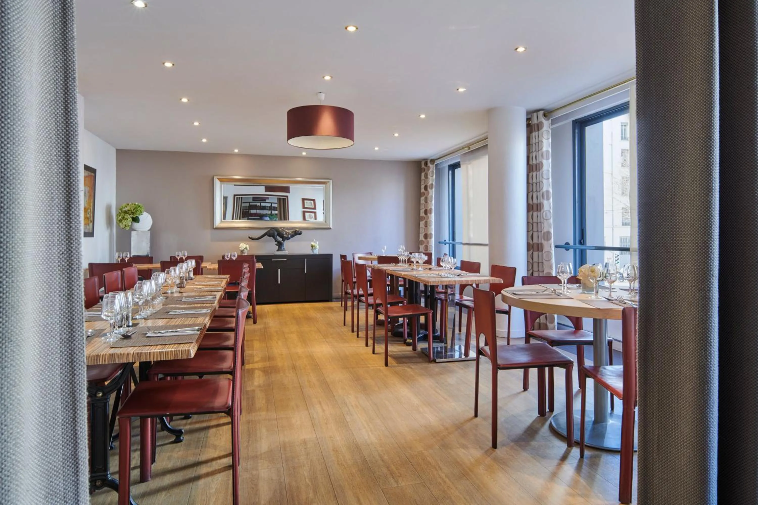 Restaurant/places to eat in Hôtel Charlemagne by Happyculture