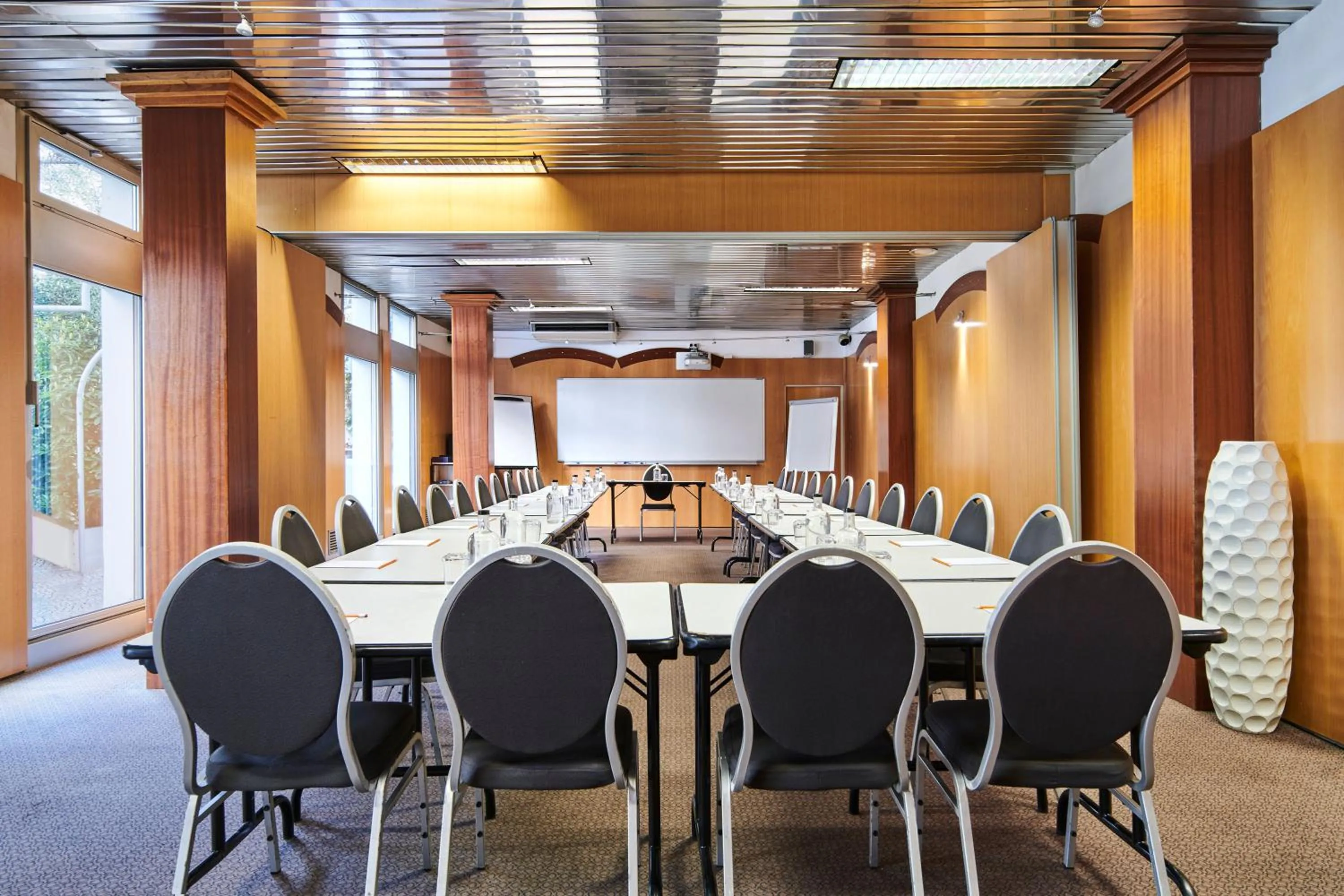 Business facilities in Hôtel Charlemagne by Happyculture