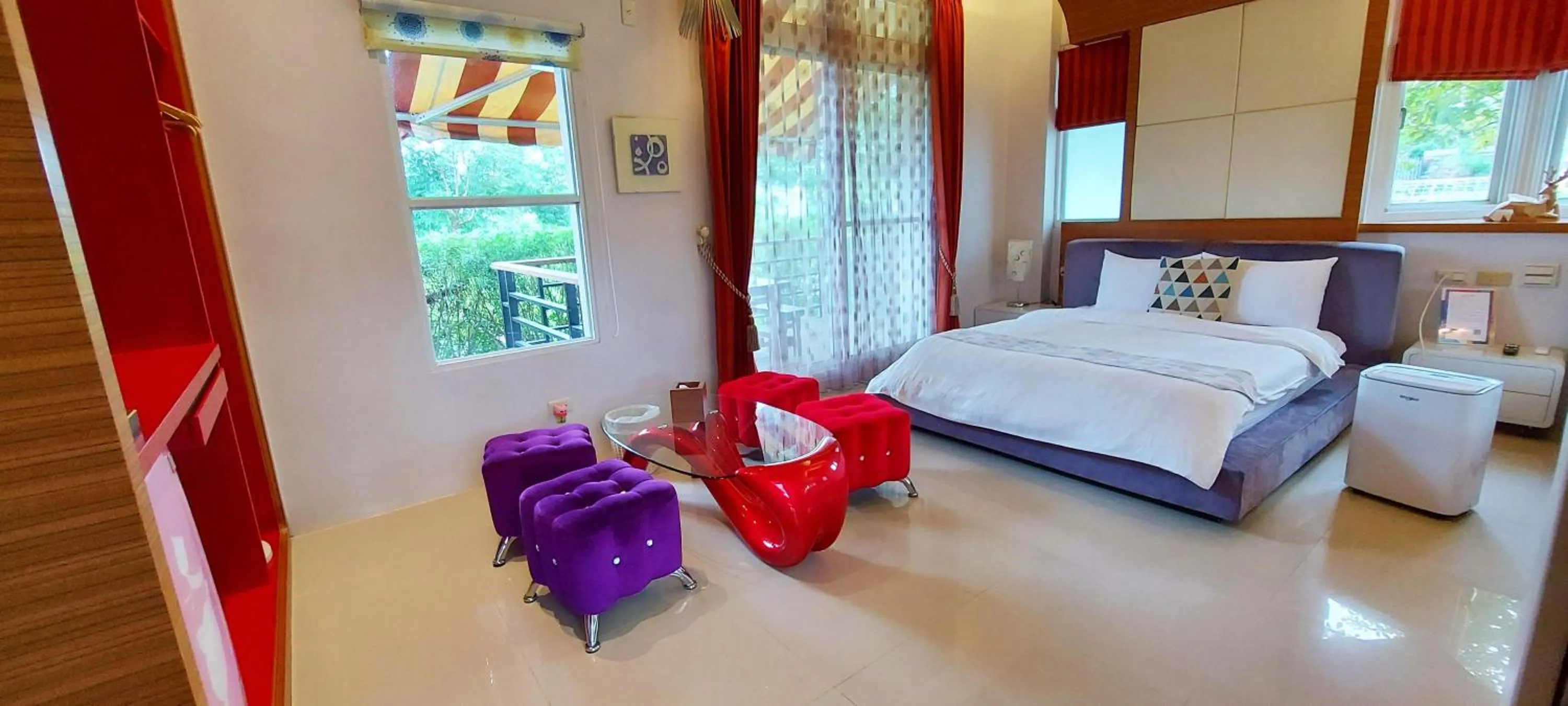 Photo of the whole room, Bed in The House of Water