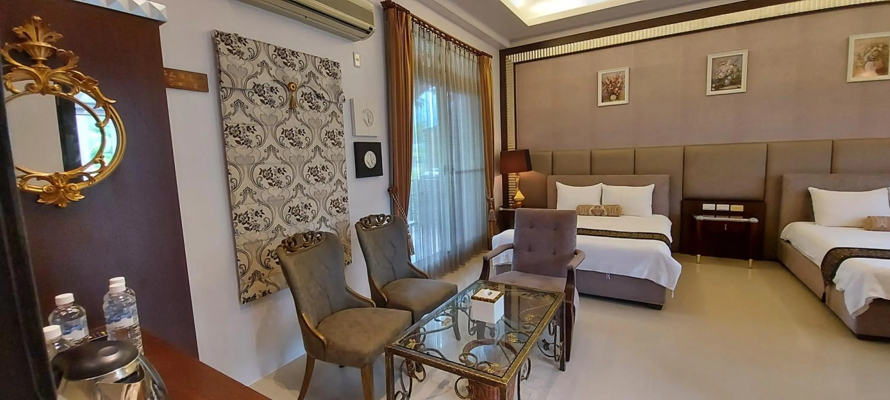 Living room, Bed in The House of Water