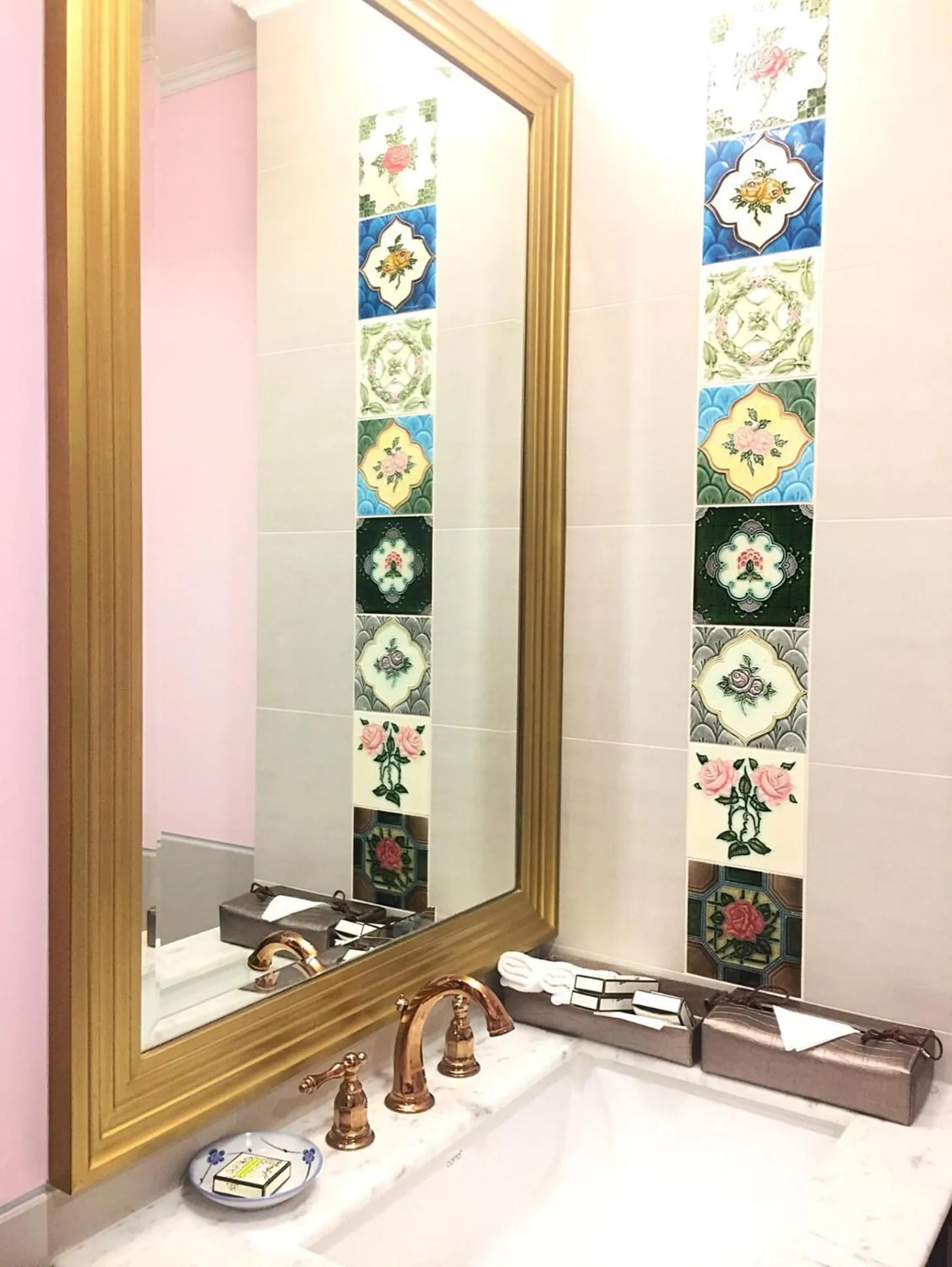 Toilet in Sara's Hotel