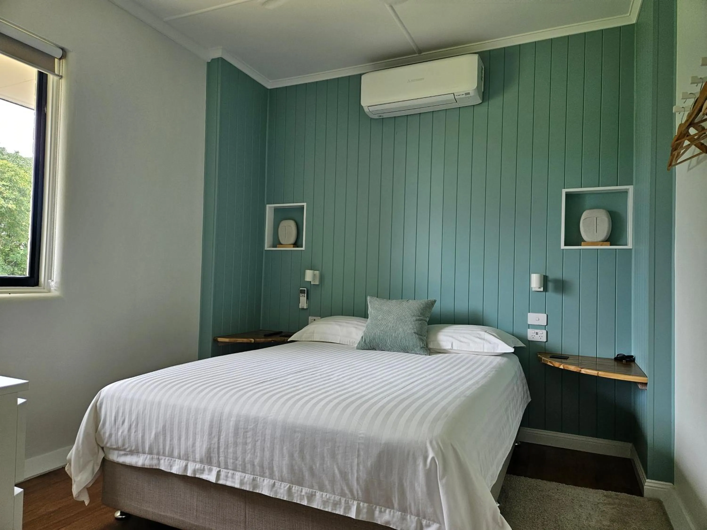 Bed in Kernow - Minimum age 18