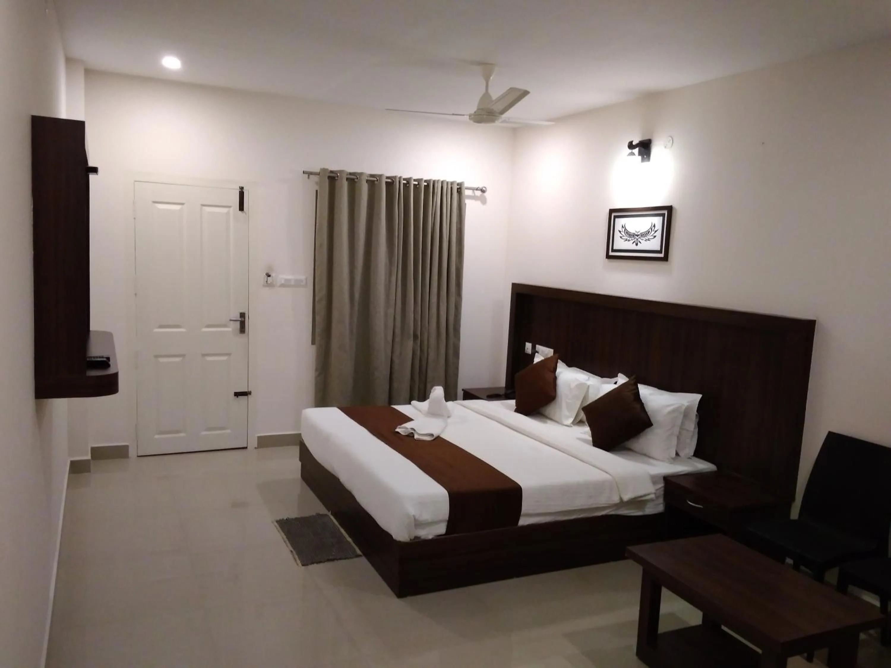 Photo of the whole room, Bed in Highrange Plaza