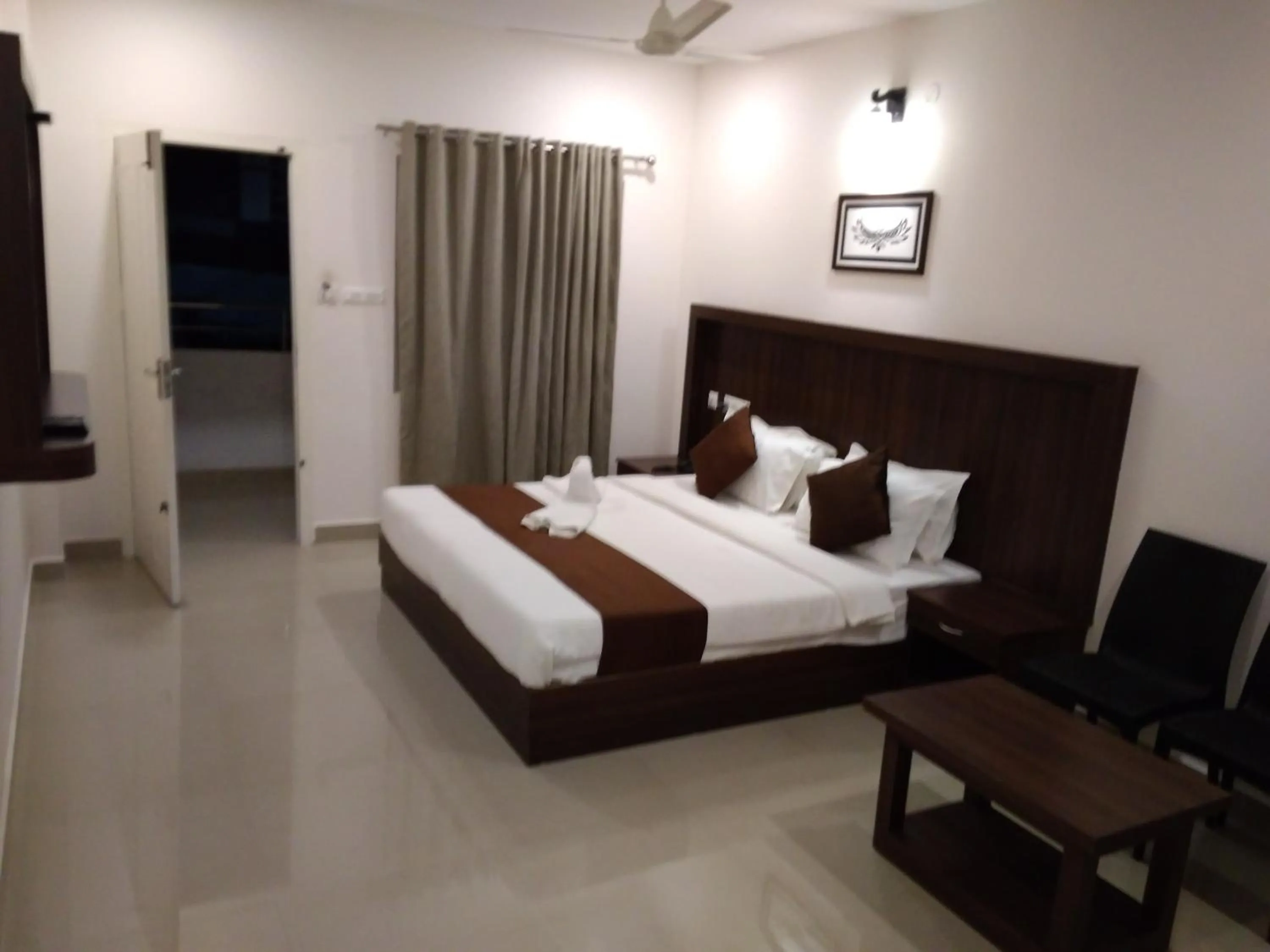 Photo of the whole room, Bed in Highrange Plaza