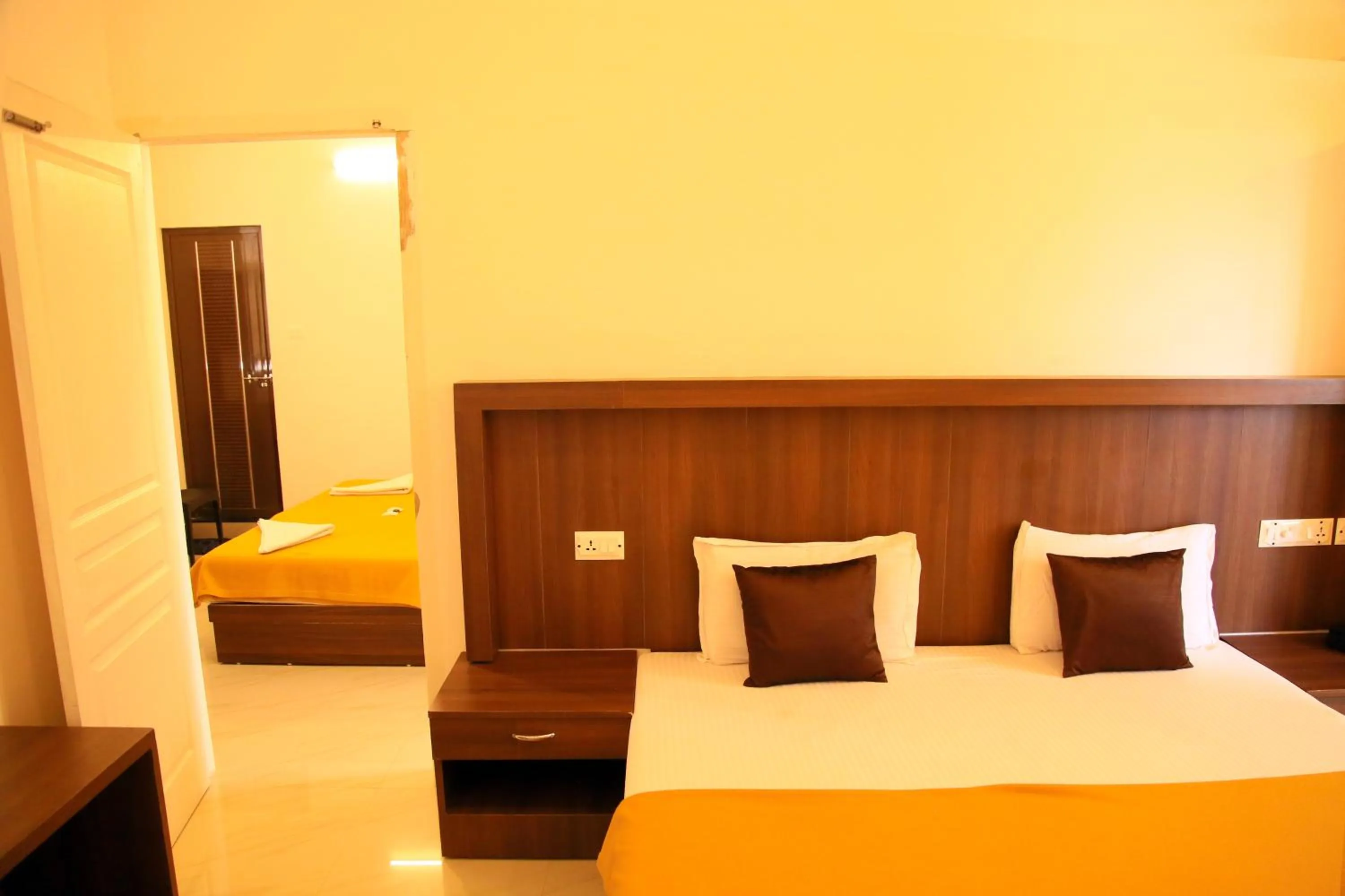 Photo of the whole room, Bed in Highrange Plaza