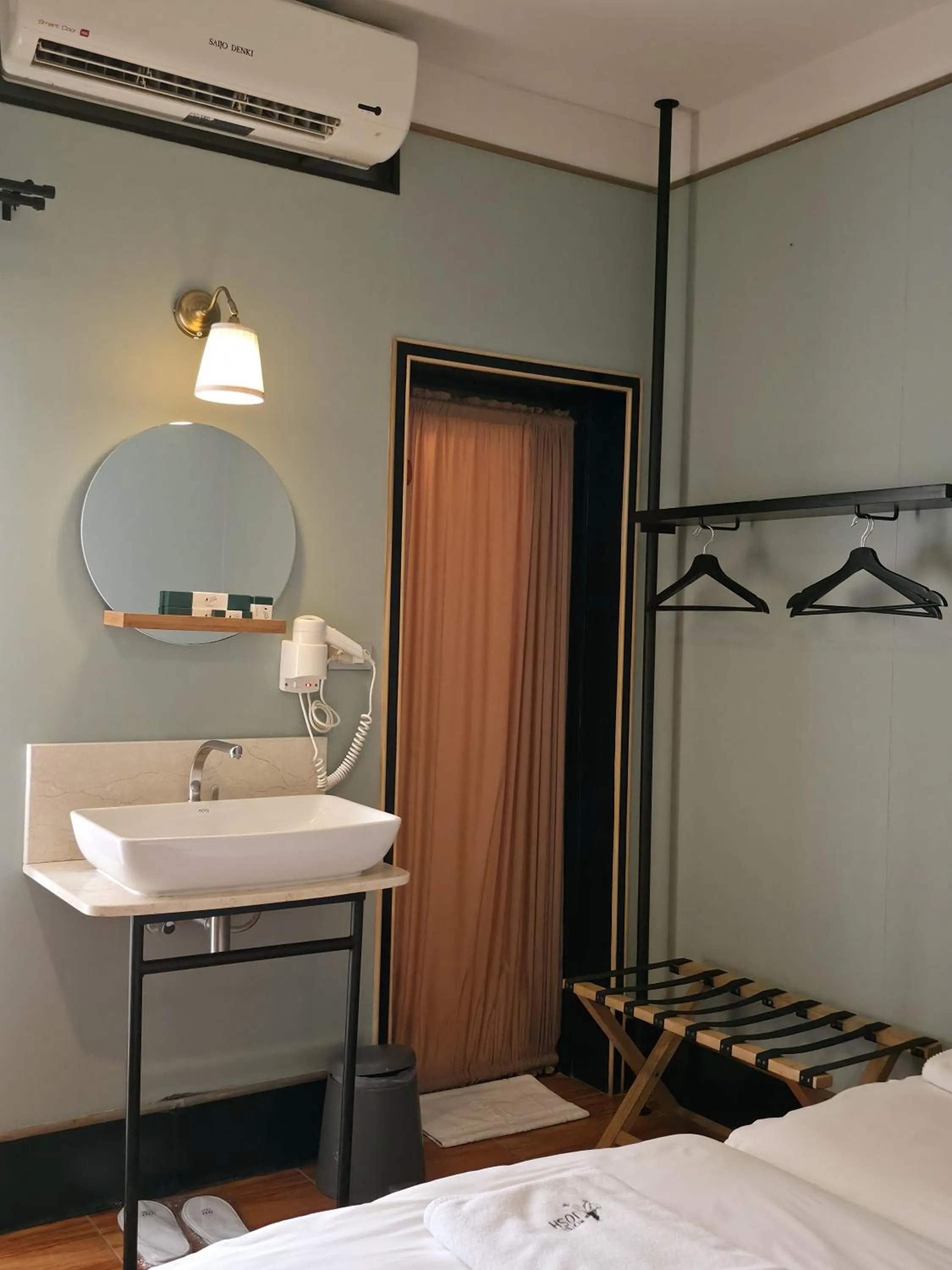 Shower, Bed in Josh Hotel