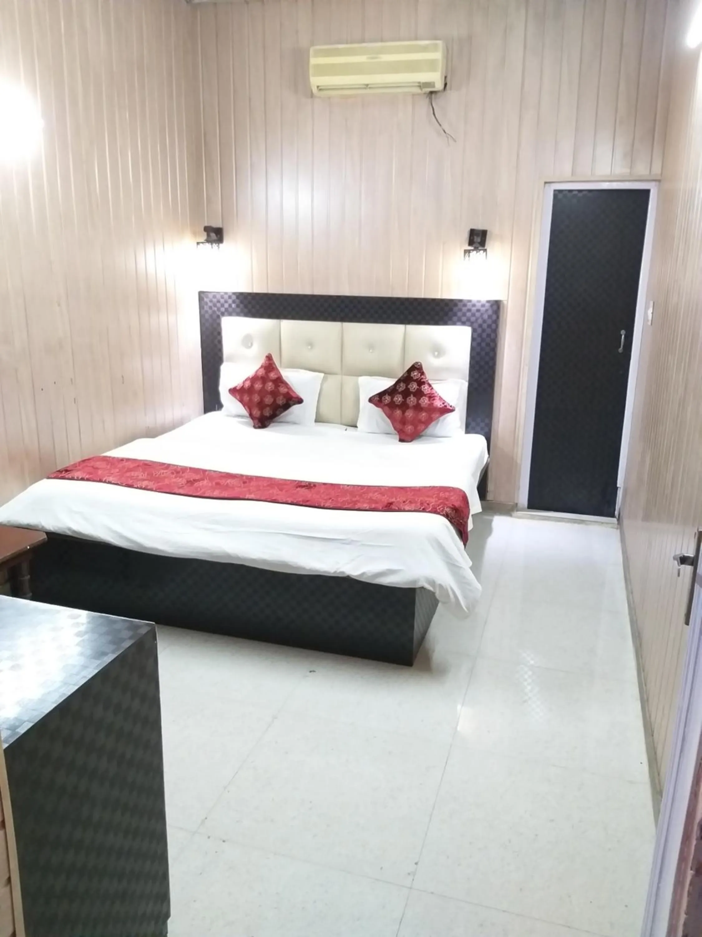 Bedroom, Bed in Hotel Shehnaz Inn - Walking Distance for Golden Temple