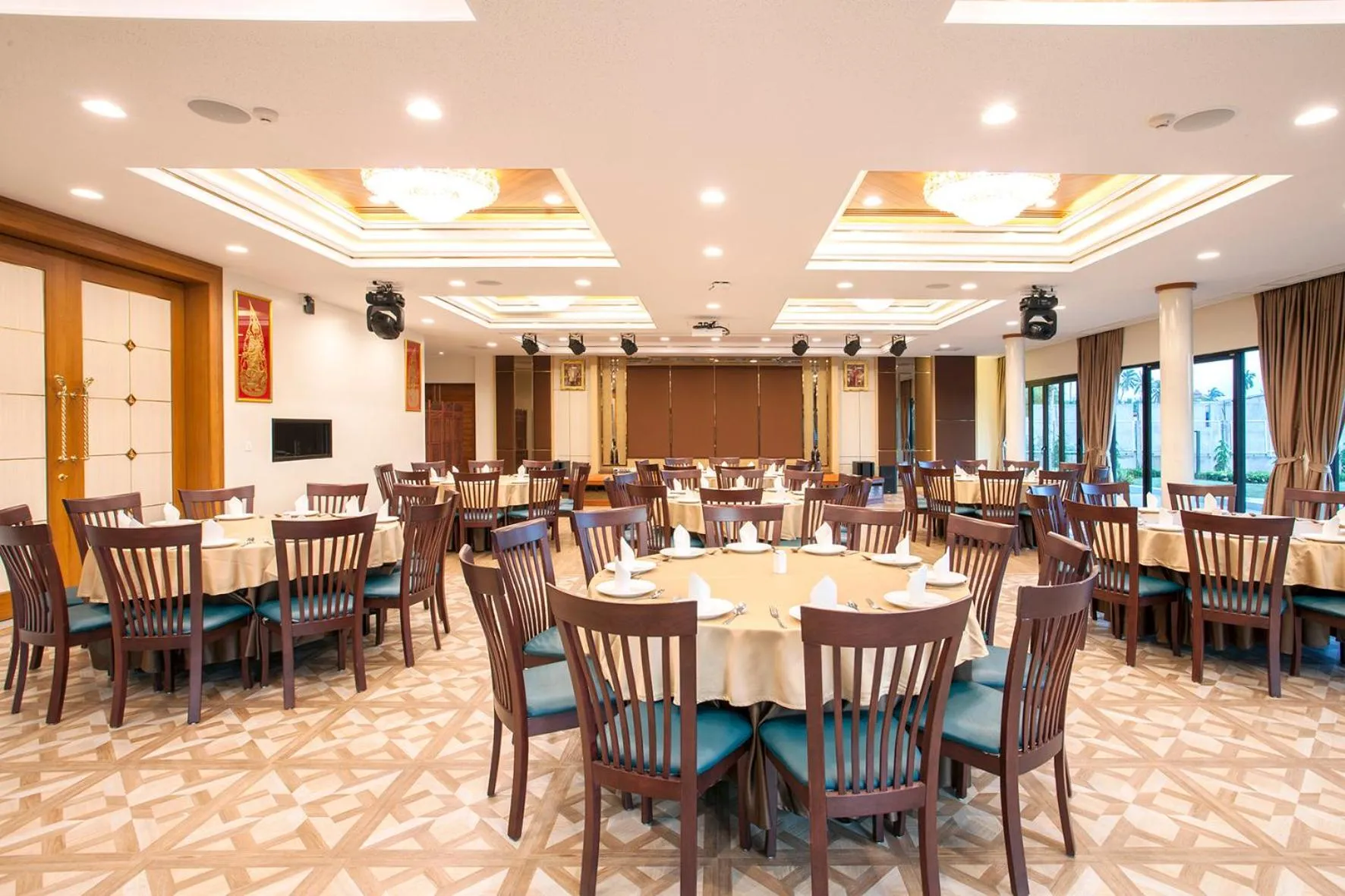 Restaurant/places to eat in RK Riverside Resort & Spa (Reon Kruewal)