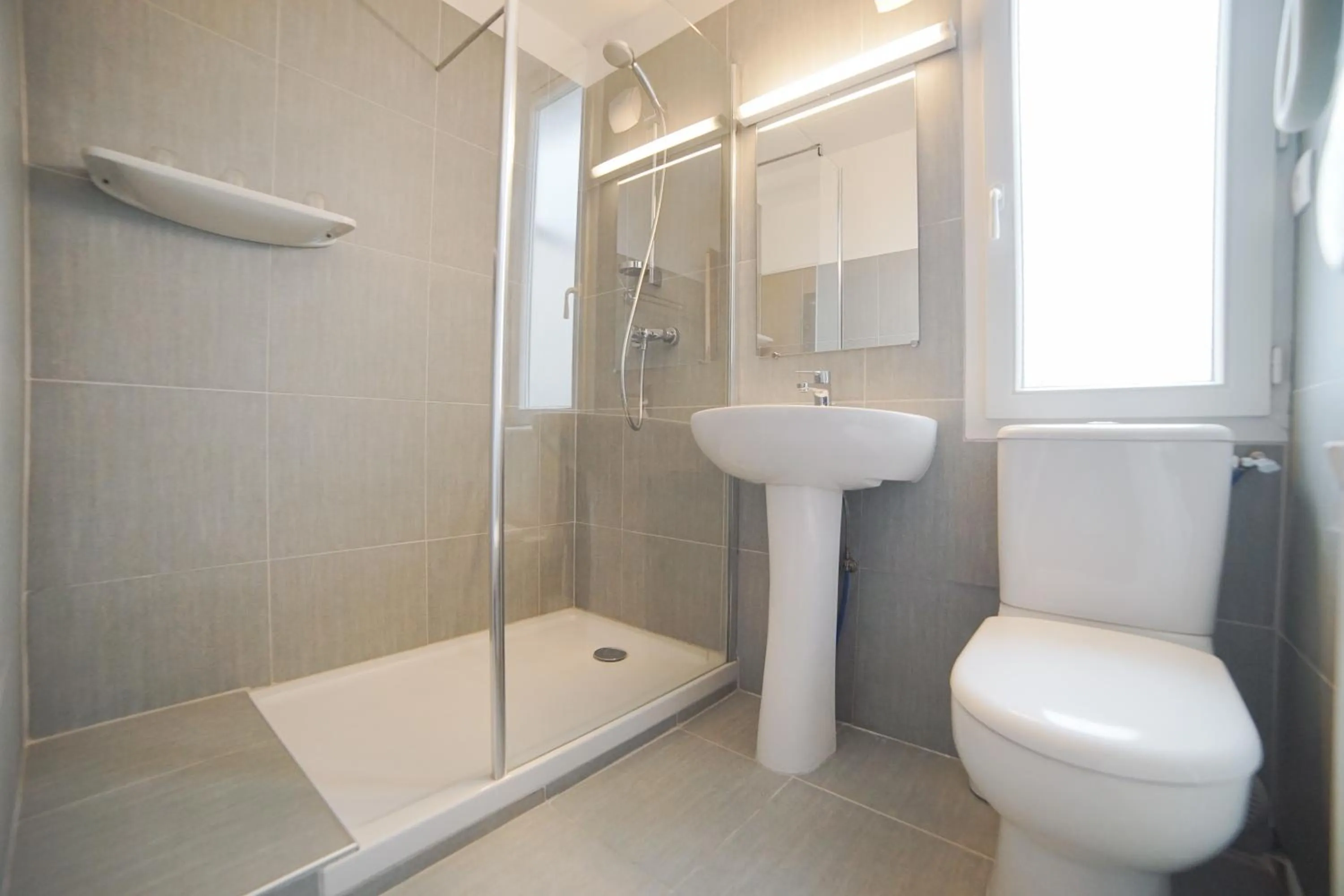 Shower in Hôtel du Helder