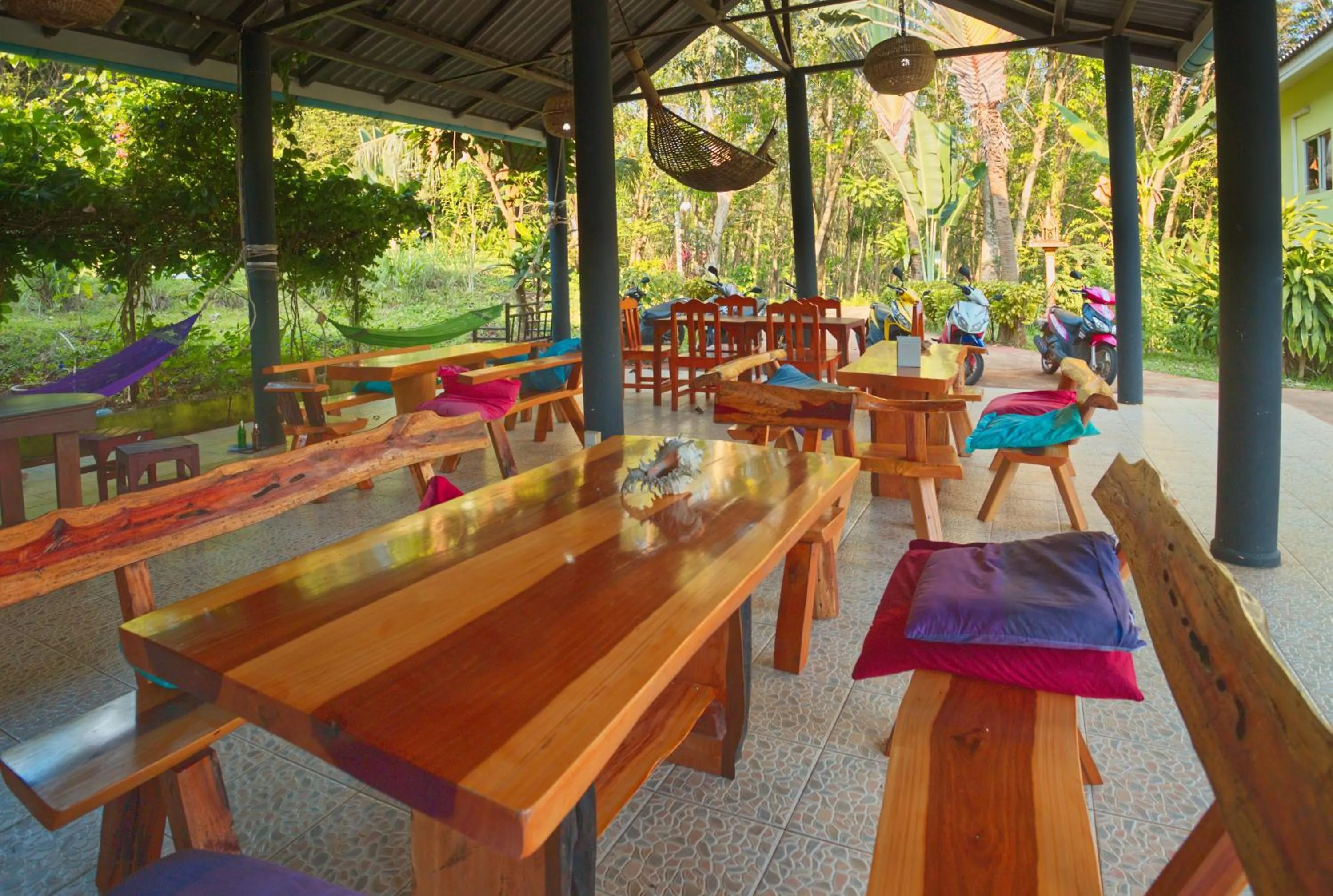 Restaurant/places to eat in Sea View Resort