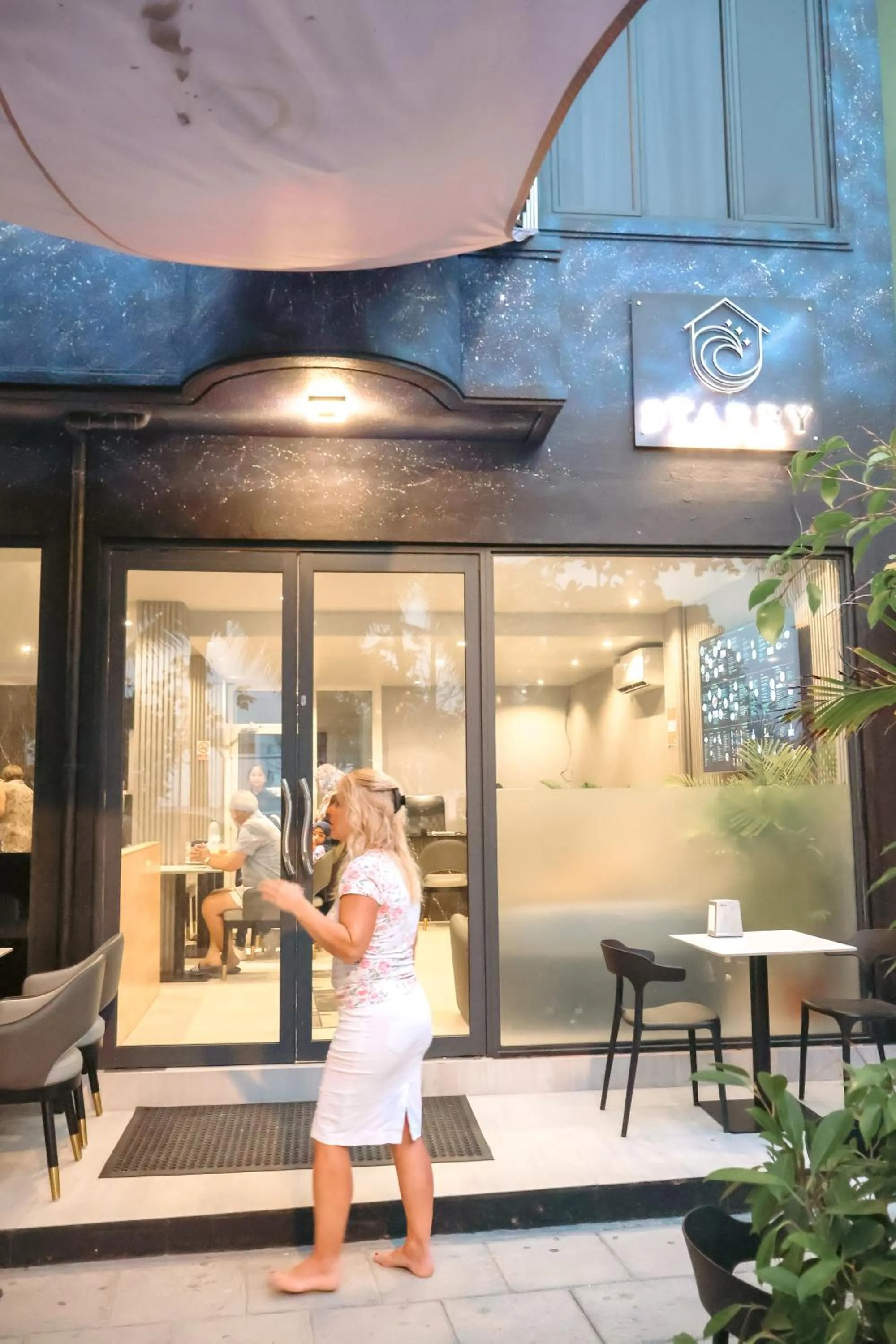 group of guests in Starry Beach Inn