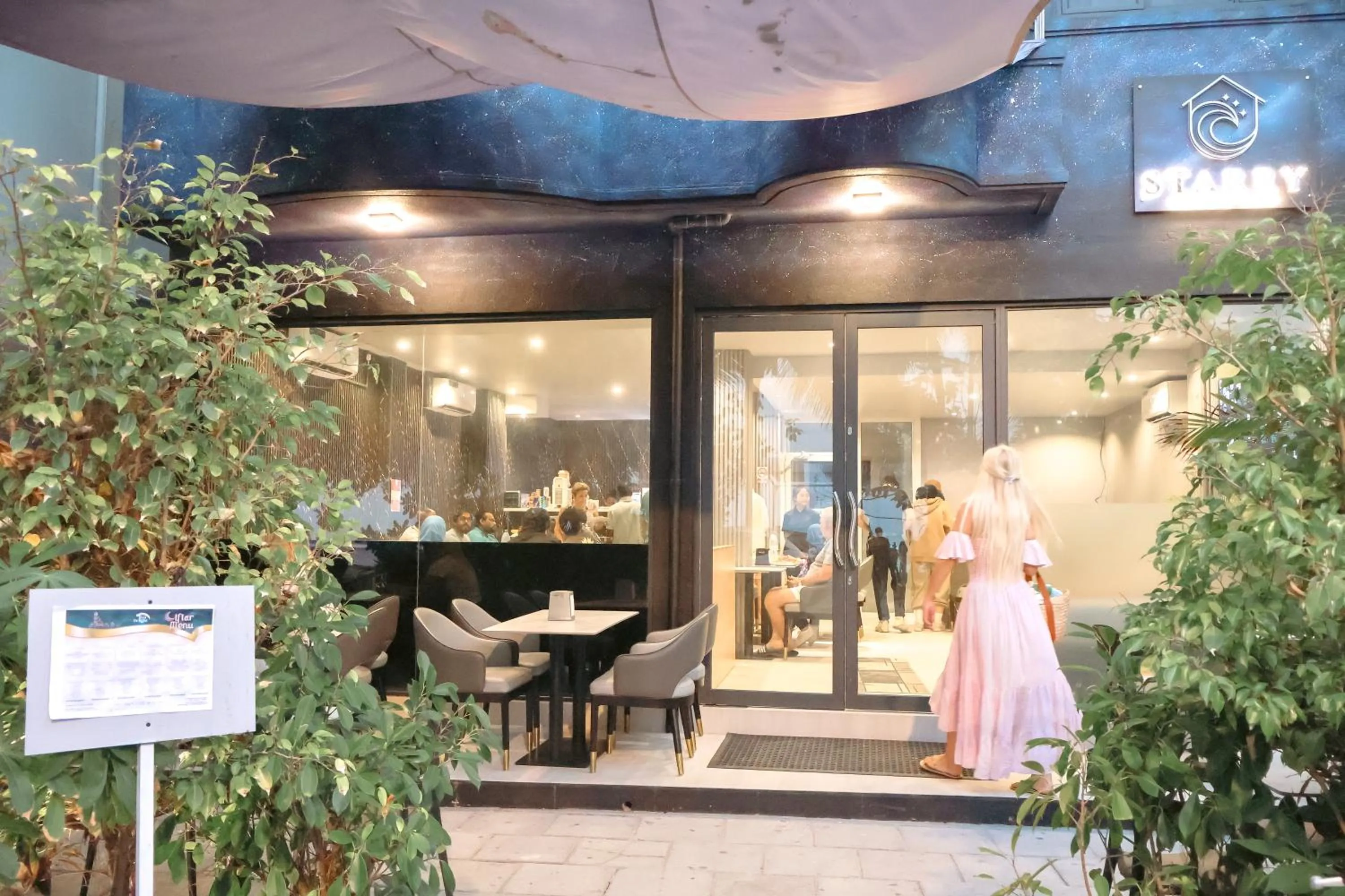 group of guests in Starry Beach Inn