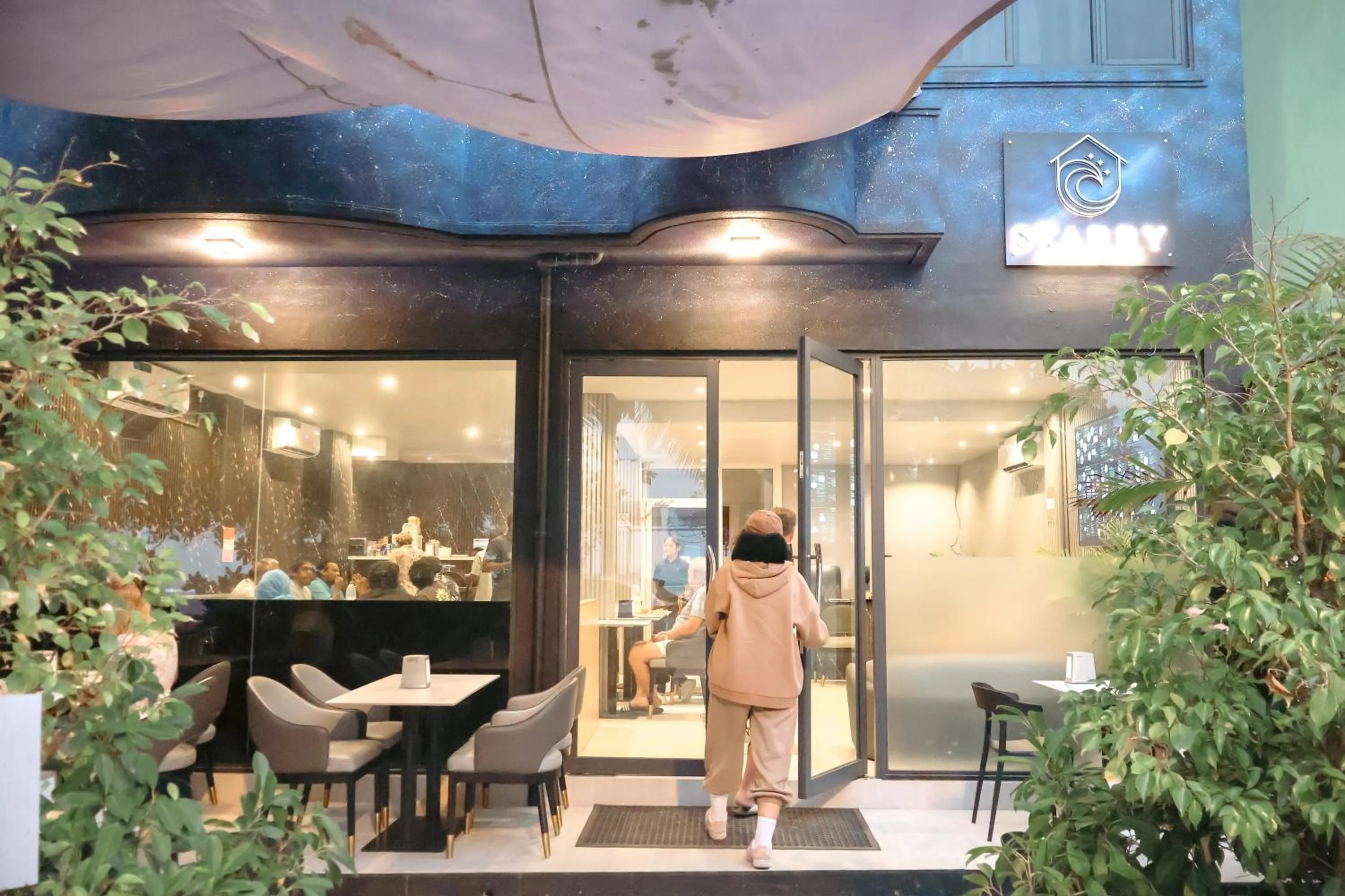 group of guests in Starry Beach Inn