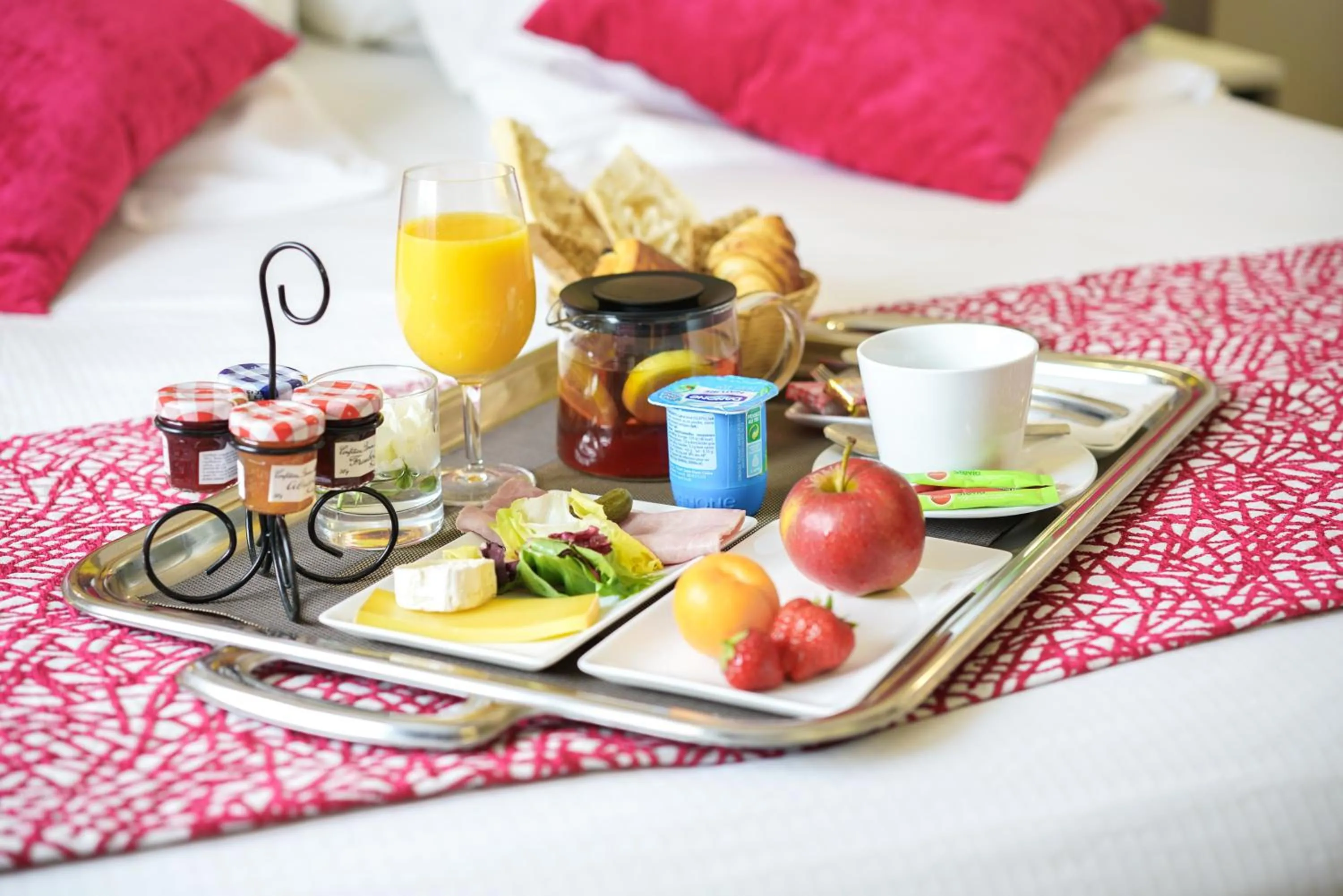 Coffee/tea facilities, Bed in Hôtel Saphir Lyon