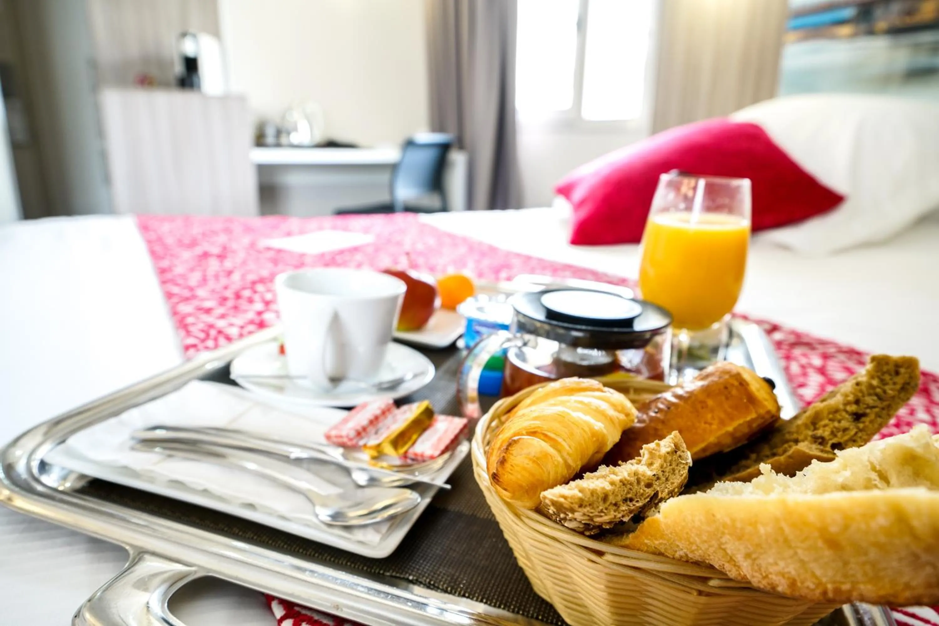 Coffee/tea facilities in Hôtel Saphir Lyon