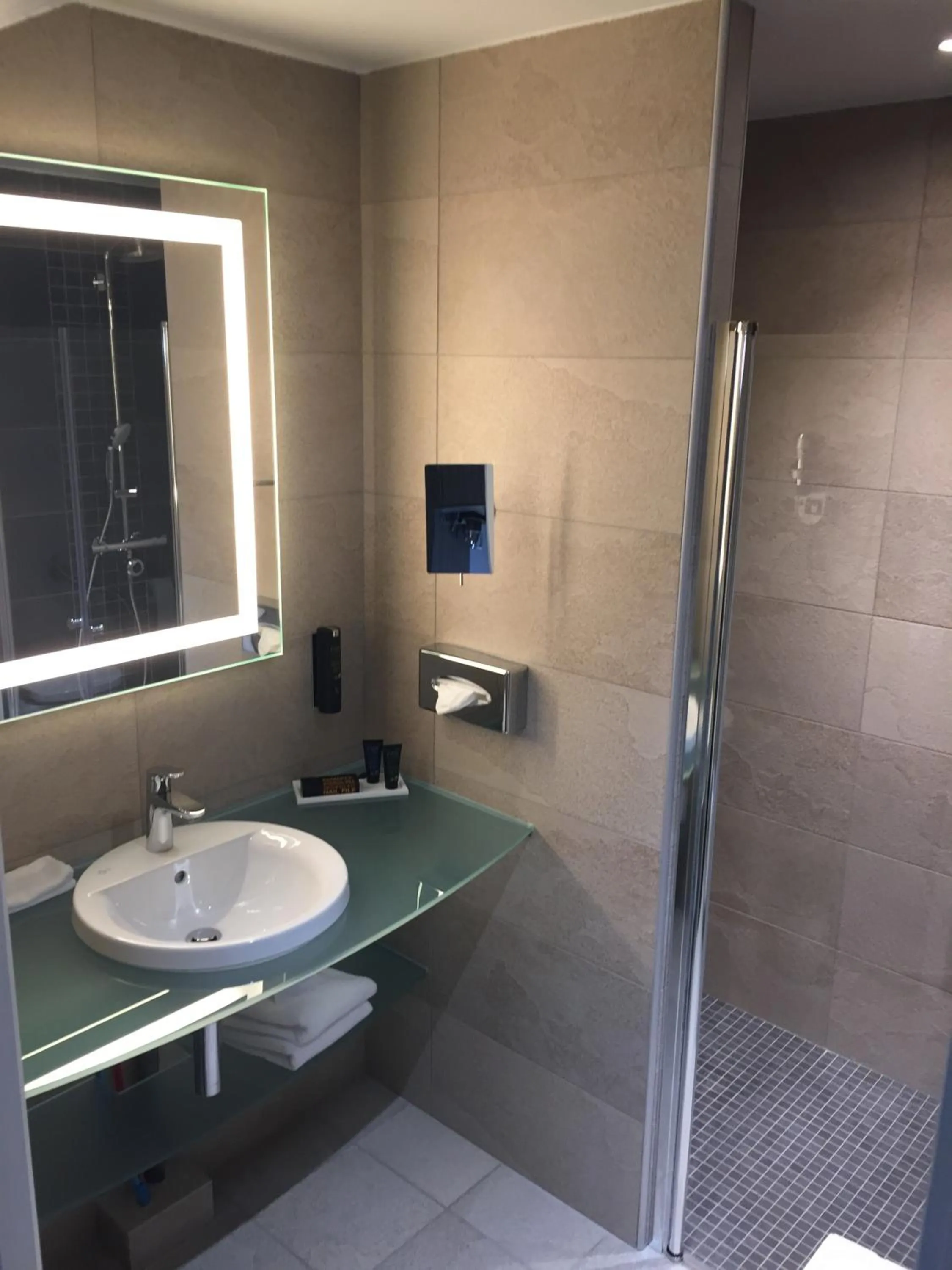 Shower in Hôtel Saphir Lyon