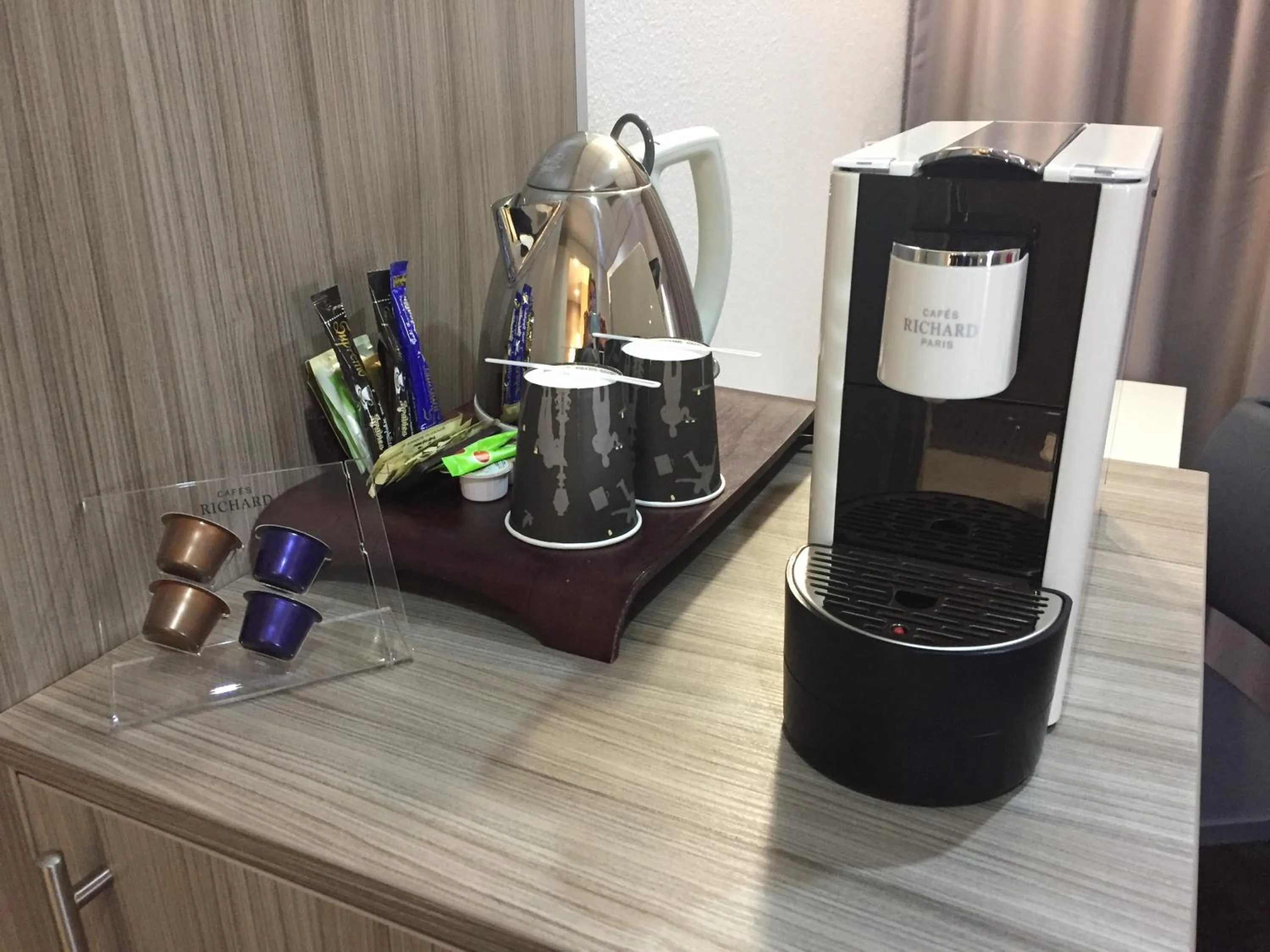 Coffee/tea facilities in Hôtel Saphir Lyon