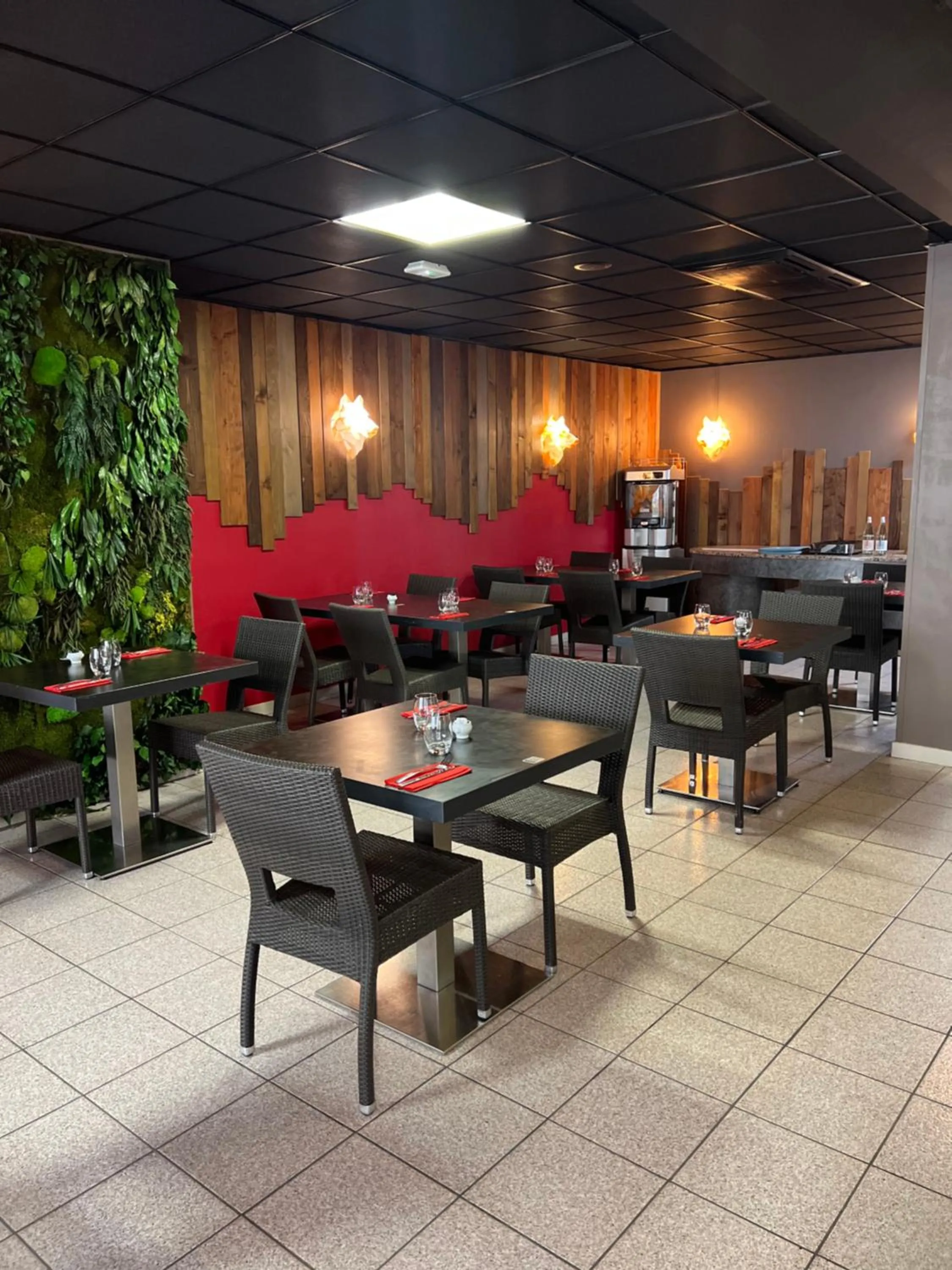 Restaurant/places to eat in Hôtel Saphir Lyon