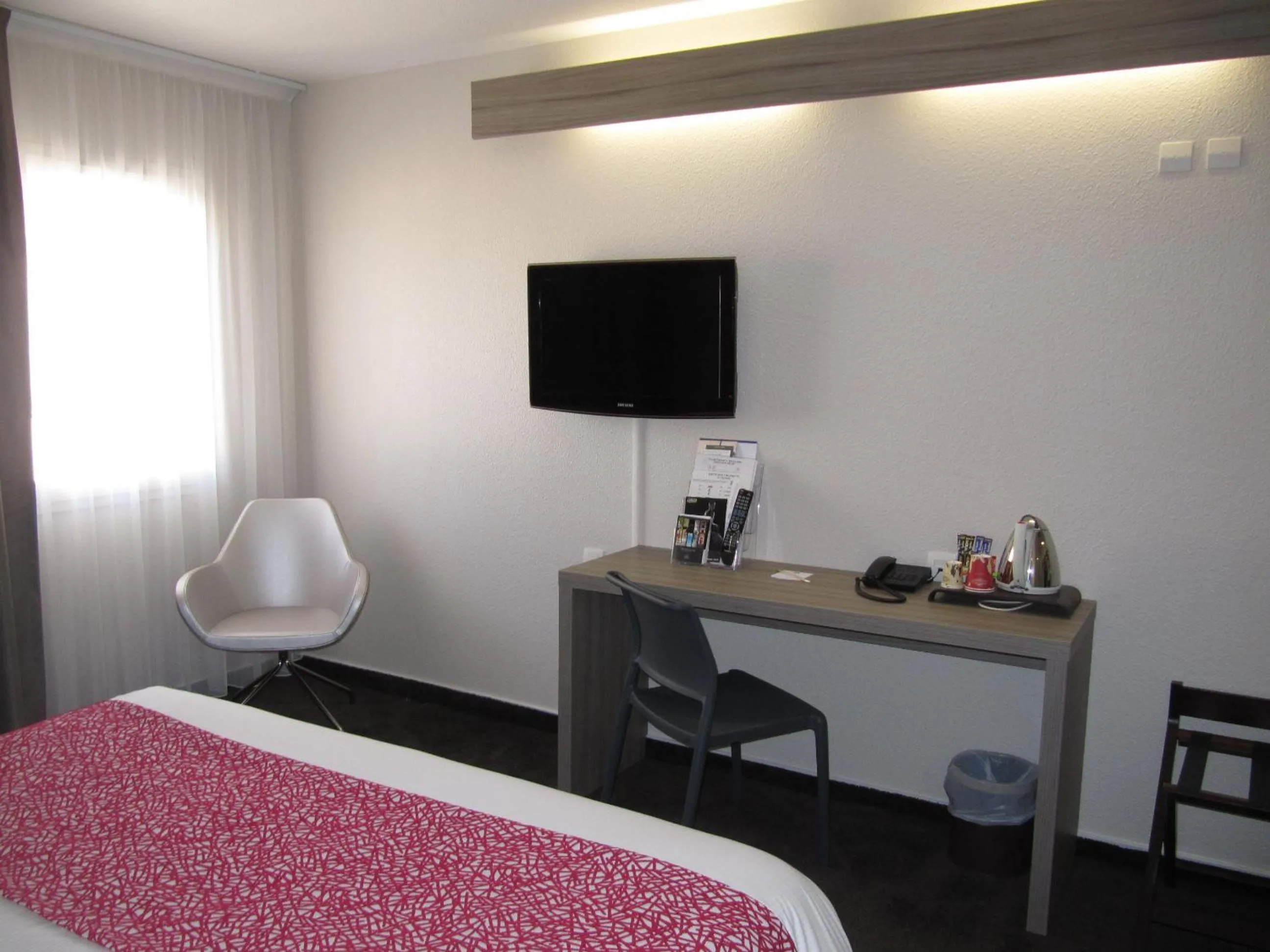 TV and multimedia, Bed in Hôtel Saphir Lyon