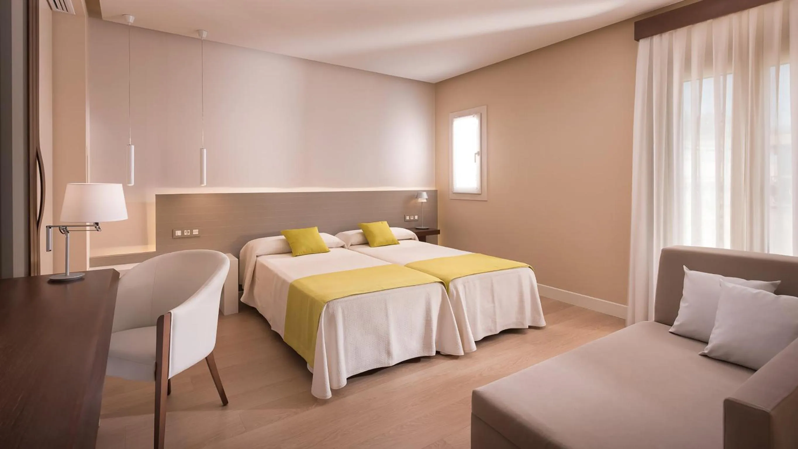 Photo of the whole room, Bed in Quinta Real Granada