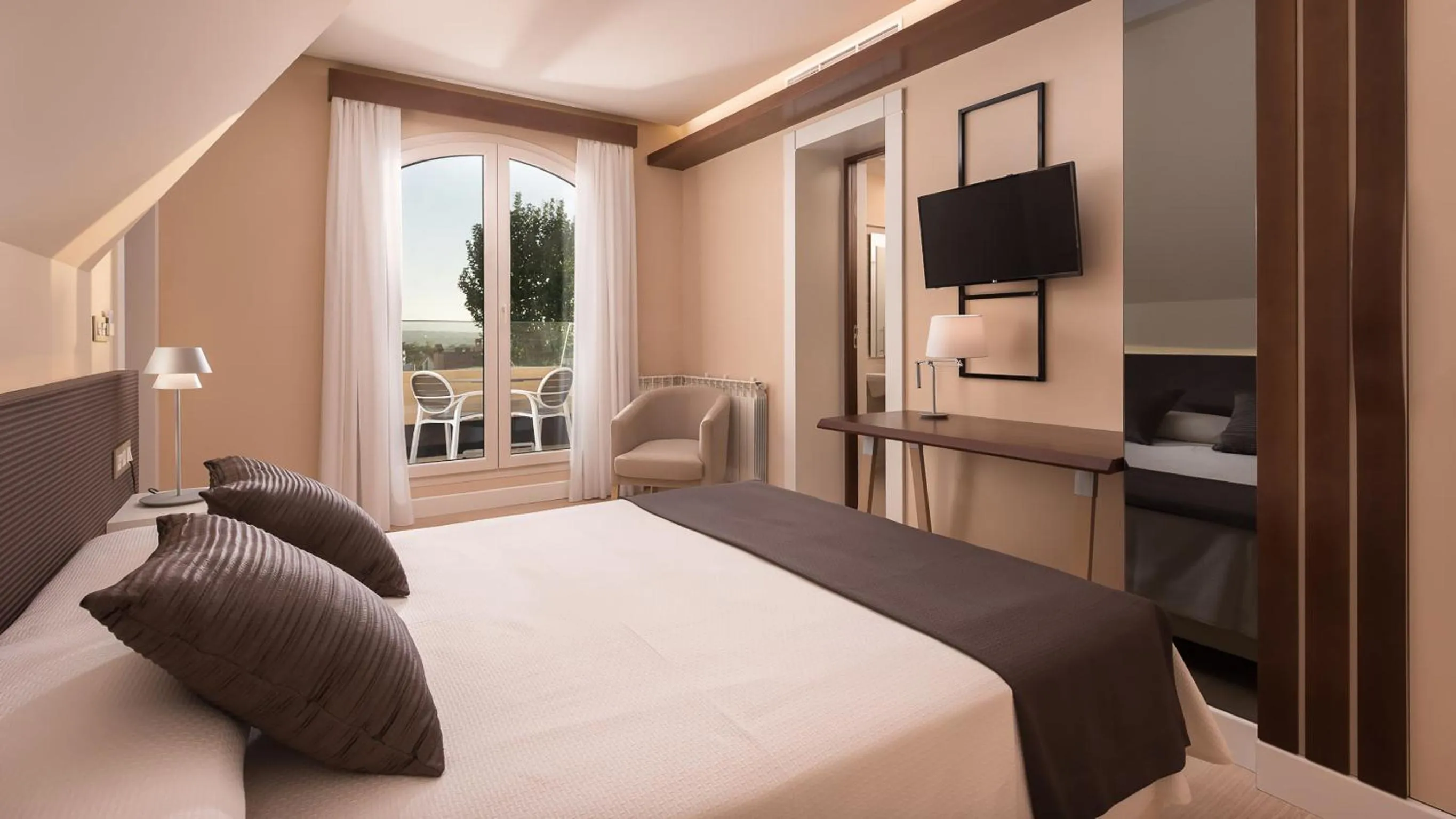 Photo of the whole room, Bed in Quinta Real Granada