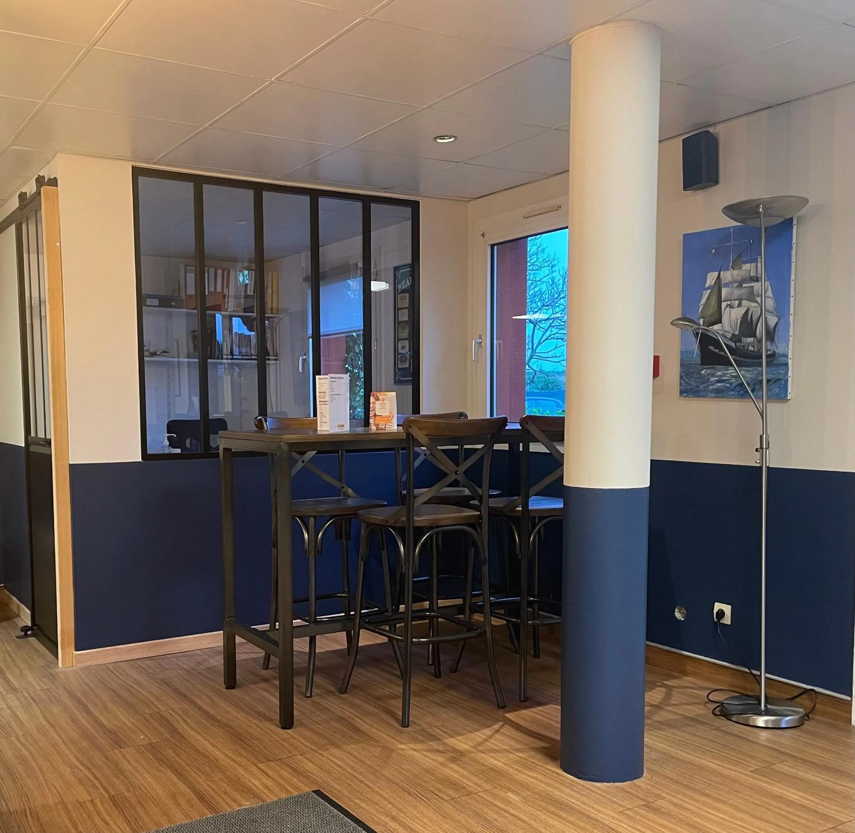 Lobby or reception in Initial by Balladins Lyon Villefranche-sur-Saône