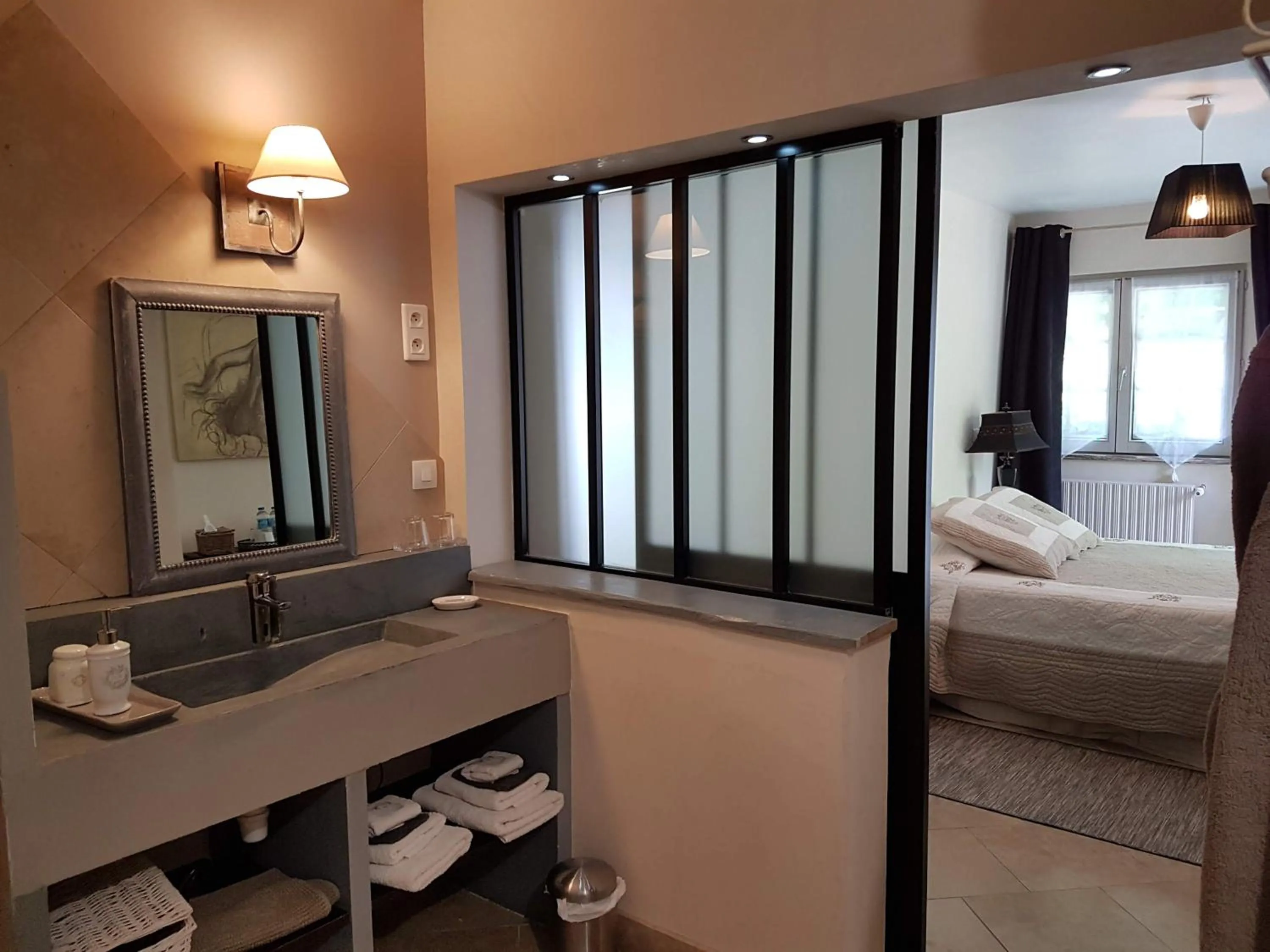 Bathroom, Bed in Le jardin de Saint Jean