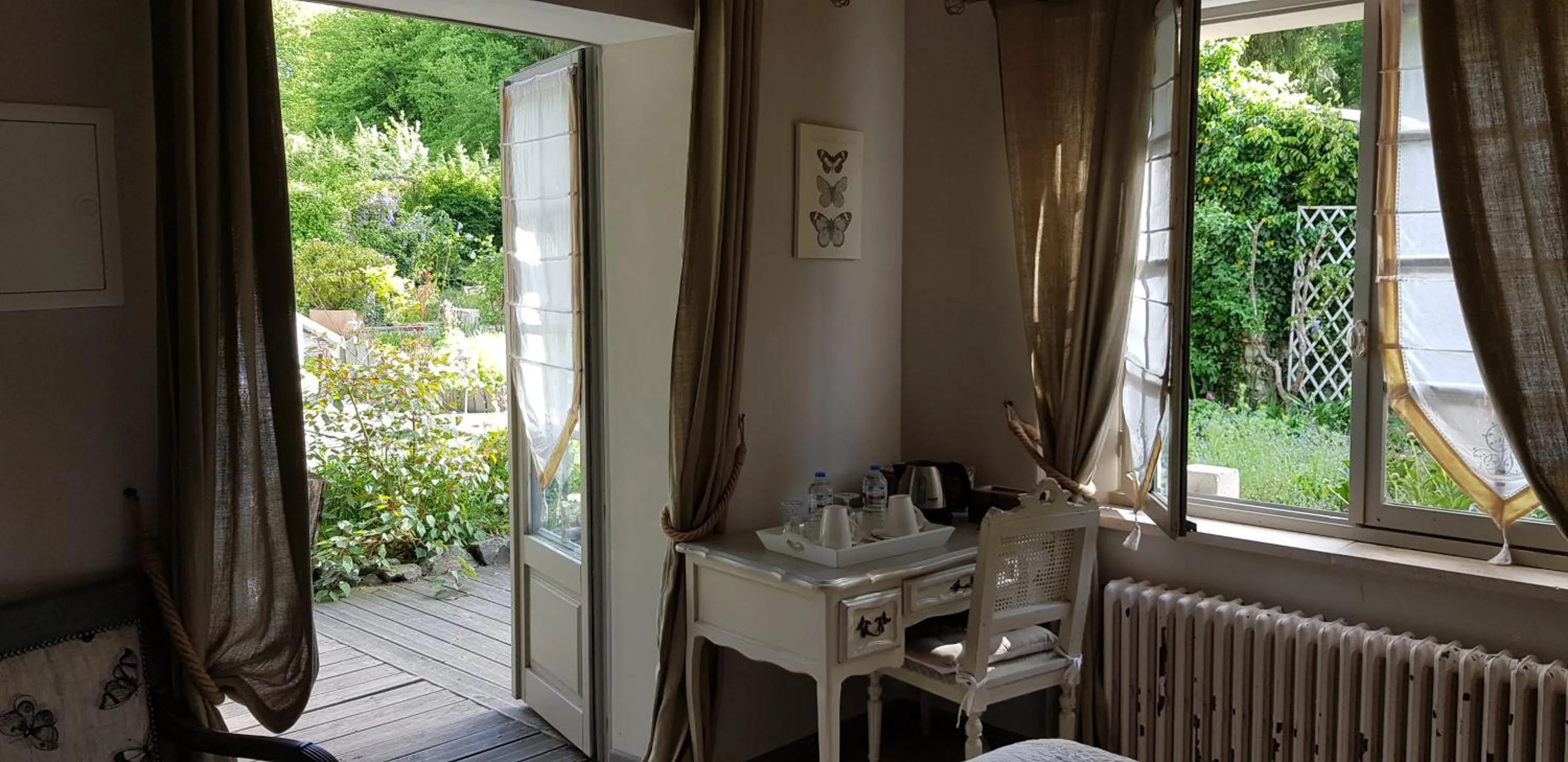 Bedroom in Le jardin de Saint Jean