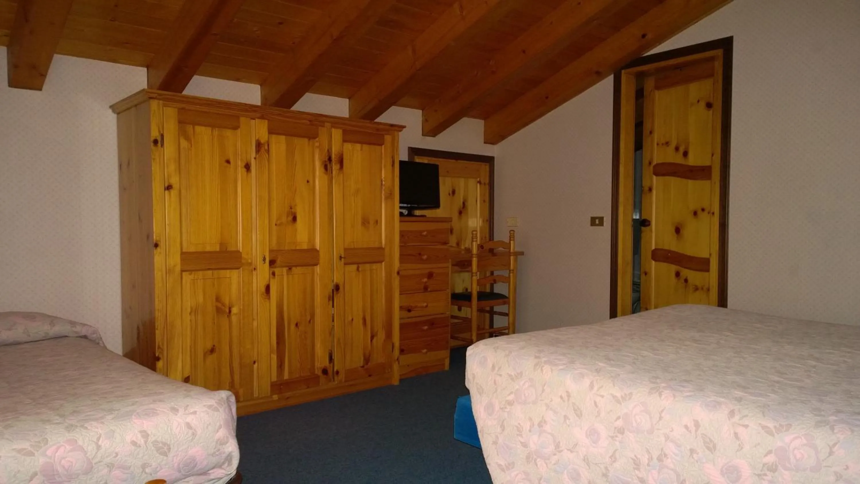 Shower, Bed in Hotel Mignon