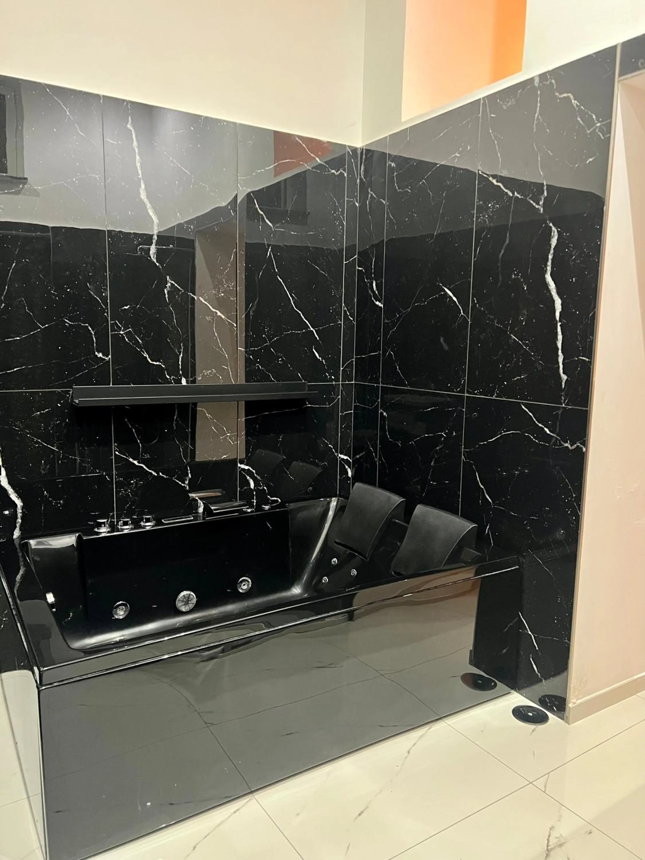 Queen Room with Spa Bath in Costantino Home